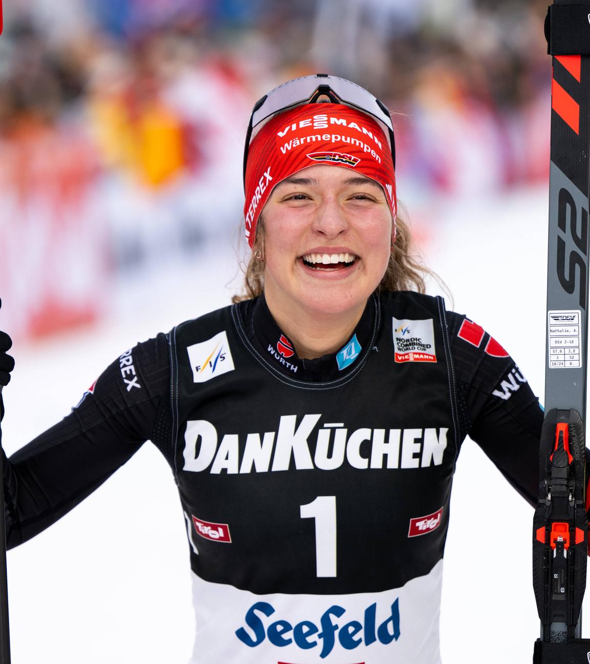 Deutschlands Nathalie Armbruster jubelt im Ziel über ihren ersten Sieg der Karriere.