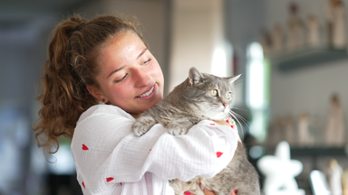 La combinadora nórdica Nathalie Armbruster con su gato