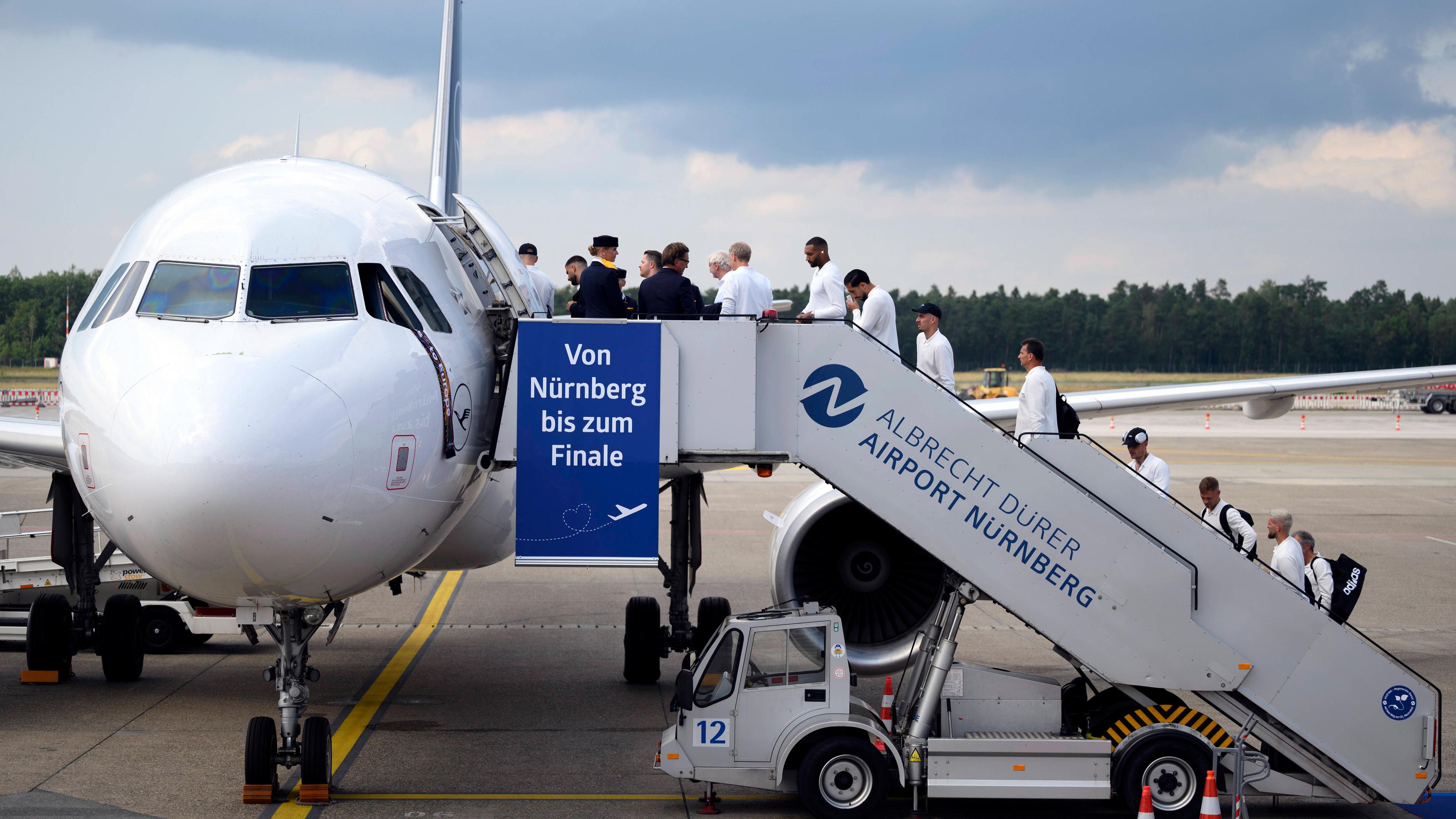 Spieler der deutschen Fußball-Nationalmannschaft steigen am Flughafen Nürnberg in den Flieger zum Achtelfinale gegen Dänemark der EM 2024