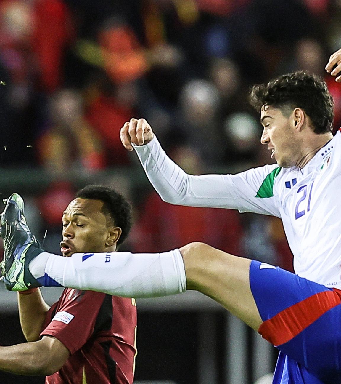 Belgiens Lois Openda und Italiens Alessandro Bastoni kämpfen um den Ball beim Gruppenspiel der Nations League.