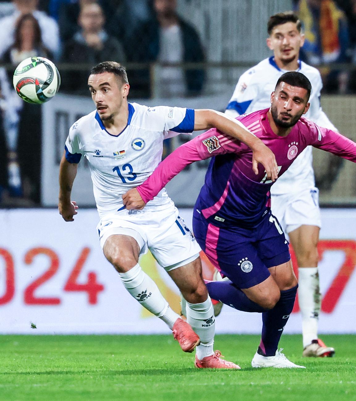 Deutschlands Deniz Undav und Bosniens Ivan Basic kämpfen um den Ball.