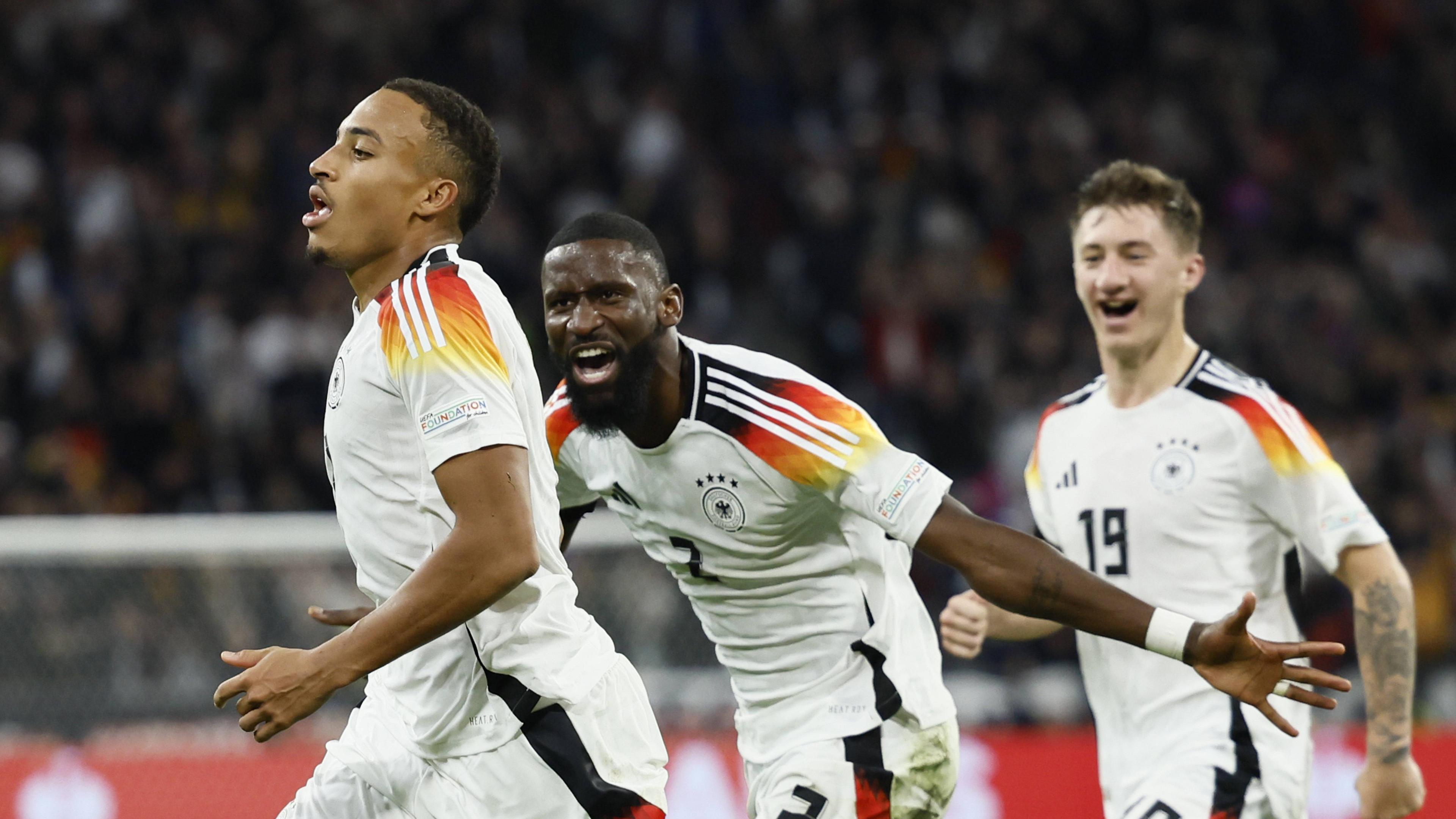 Jamie Leweling jubelt nach seinem Tor zum 1:0 gegen die Niederlande. Rechts Angelo Stiller, in der Mitte Antonio Rüdiger