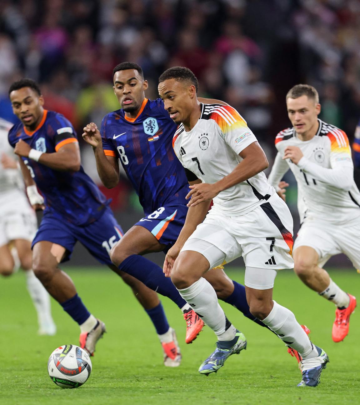 Deutschlands Jamie Leweling und Ryan Gravenberch aus den Niederlande kämpfen um den Ball während des Nations League Spiels.