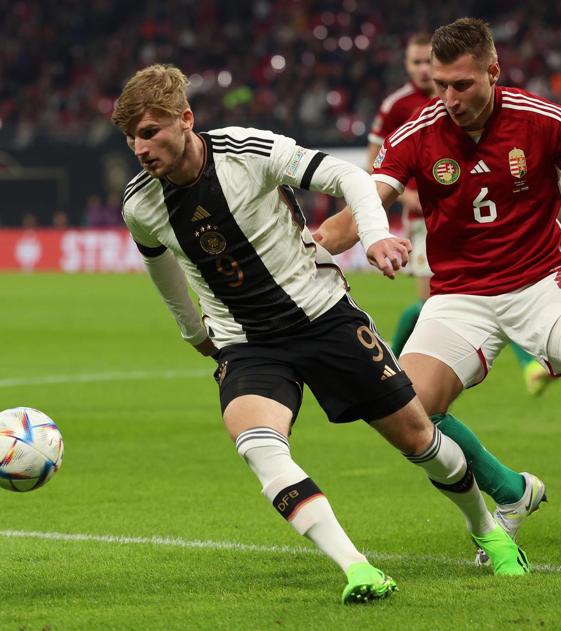 Timo Werner schirmt den Ball ab gegen Willi Orban