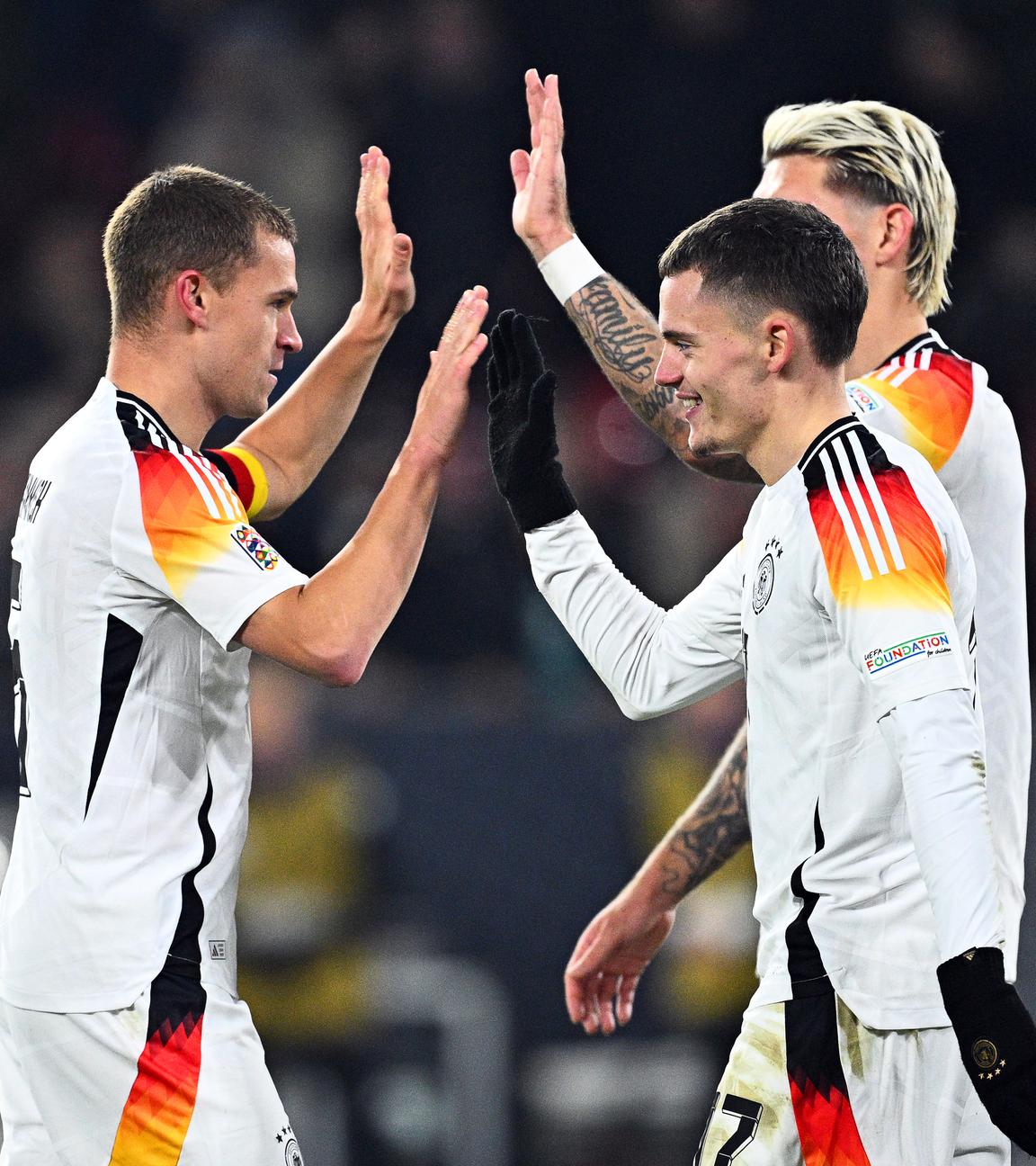 Deutschlands Florian Wirtz jubelt mit den Teamkollegen Joshua Kimmich und Robert Andrich über seinen Treffer zum 5:0 gegen Bosnien-Herzegowina.