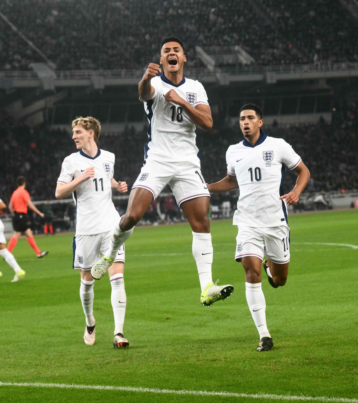 Englands Ollie Watkins jubelt mit seinem Team nach seinem Treffer zum 1:0 gegen Griechenland.