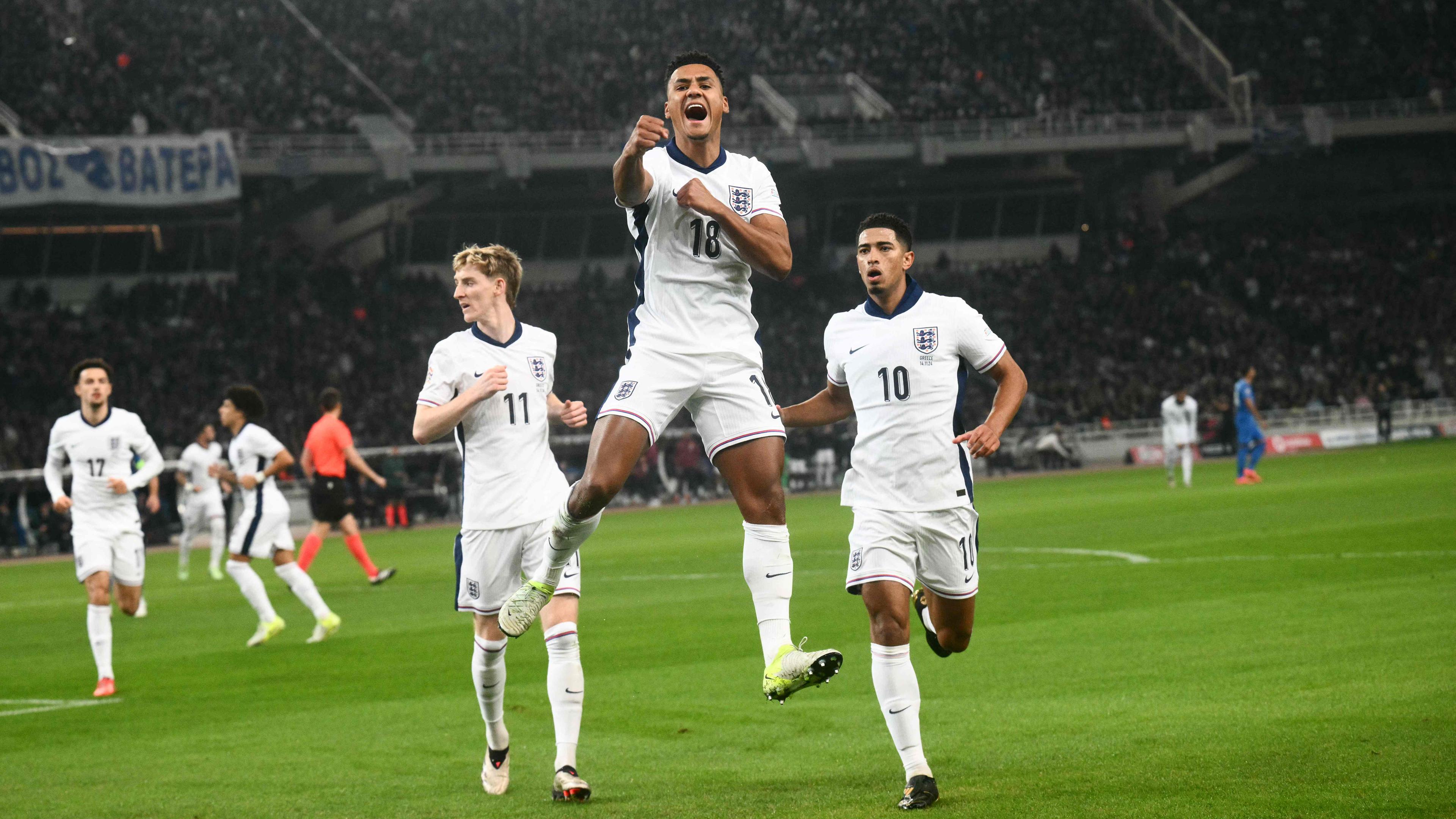 Englands Ollie Watkins jubelt mit seinem Team nach seinem Treffer zum 1:0 gegen Griechenland.