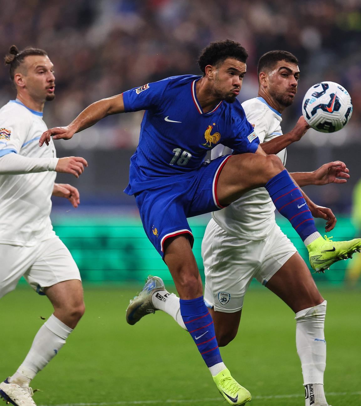 Frankreich Warren Zaire-Emery und Israels Raz Shlomo in Aktion während des Spiels der Nations League.