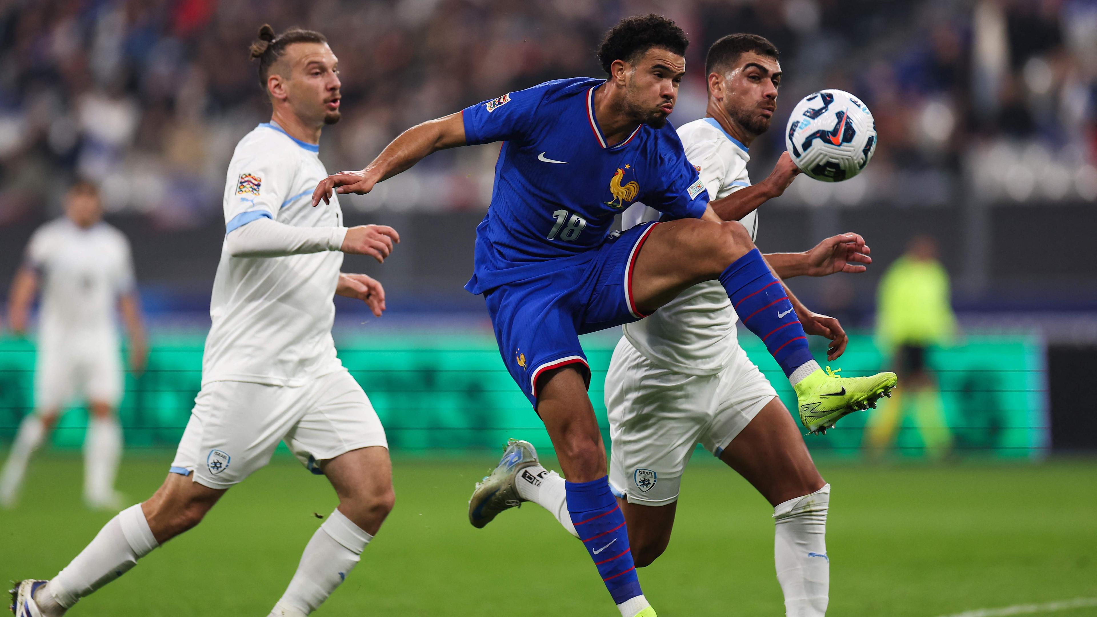 Frankreich Warren Zaire-Emery und Israels Raz Shlomo in Aktion während des Spiels der Nations League.