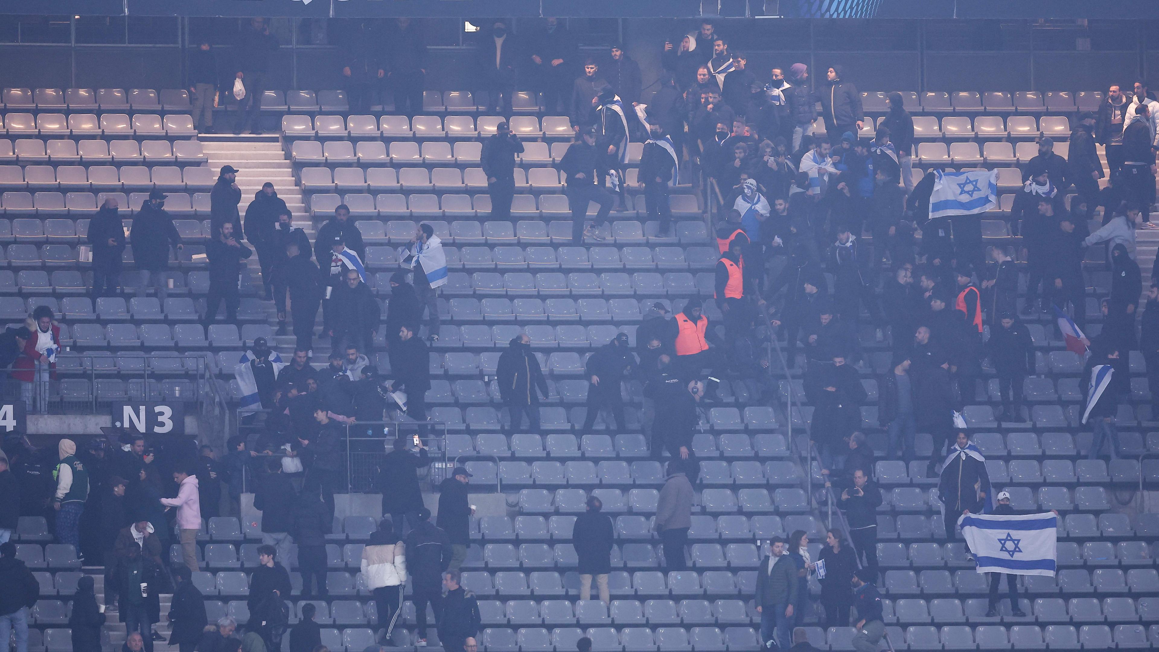 Sicherheitskräfte zwischen den Anhängern auf der Tribüne im Stade de France.