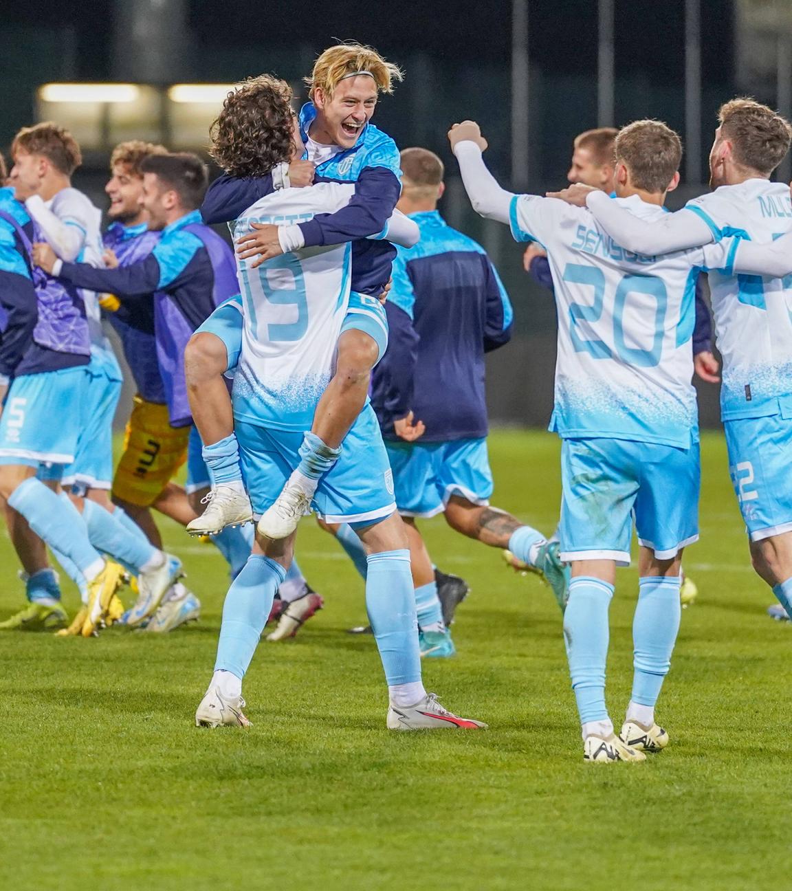 Die Spieler von San Marino jubelt nach dem 3:1 Sieg gegen Lichtenstein.