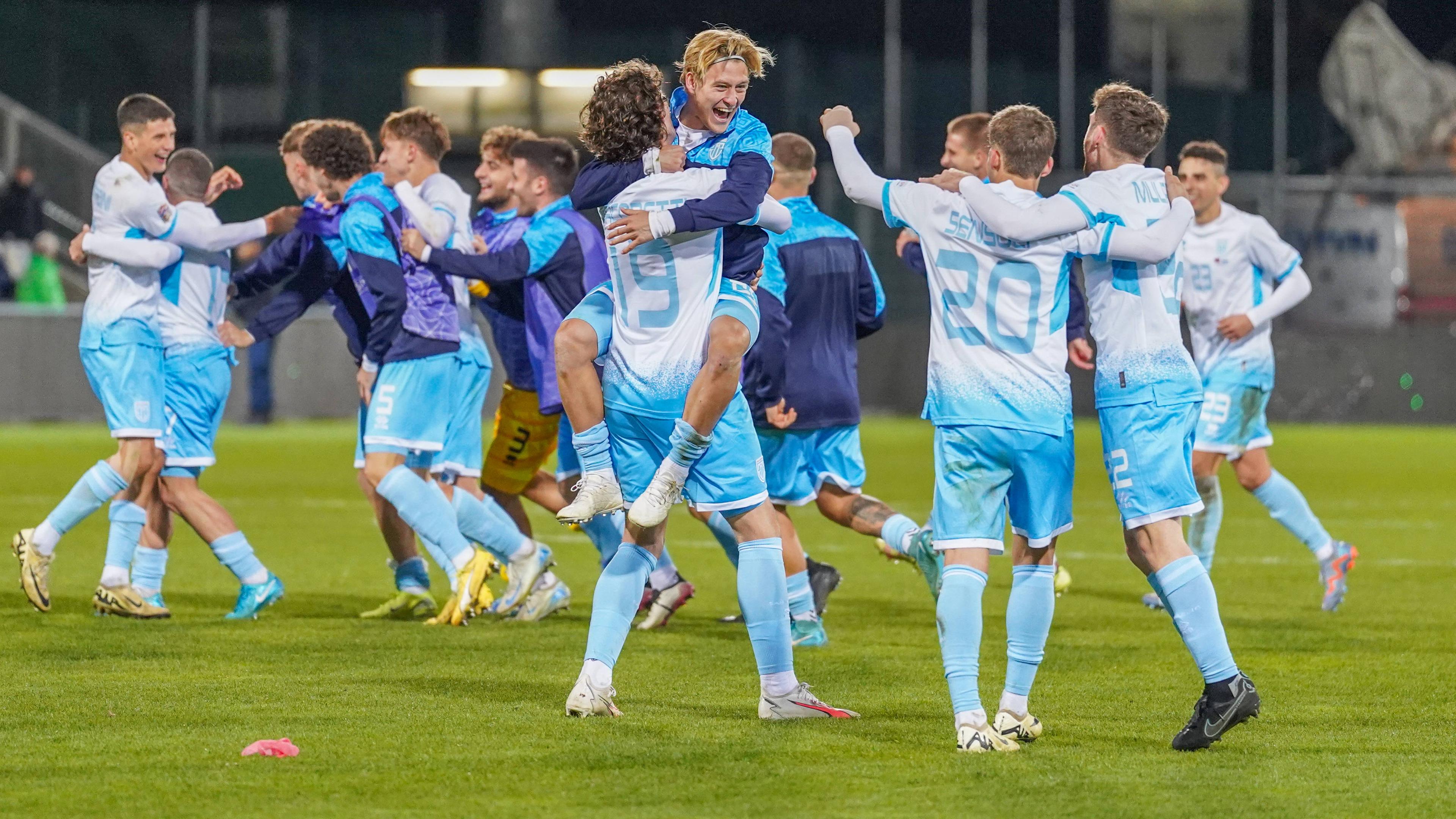 Die Spieler von San Marino jubelt nach dem 3:1 Sieg gegen Lichtenstein.