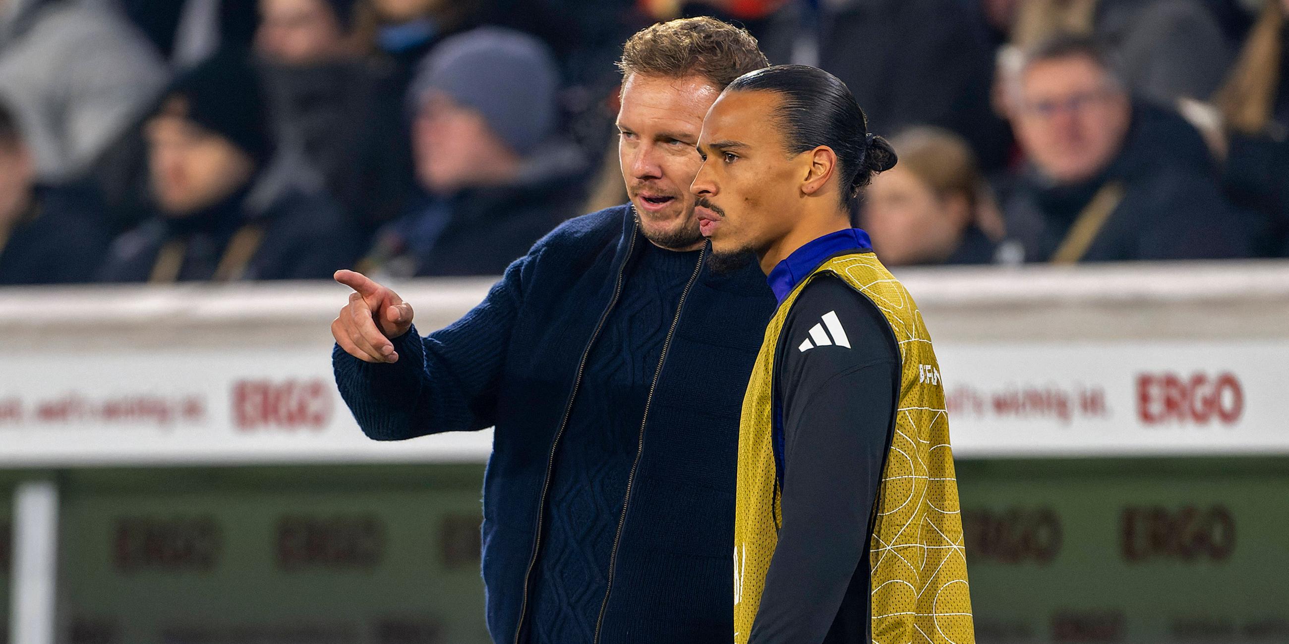 Deutschlands Trainer Julian Nagelsmann redet mit Leroy Sane während dem Spiel gegen Bosnien-Herzegowina.