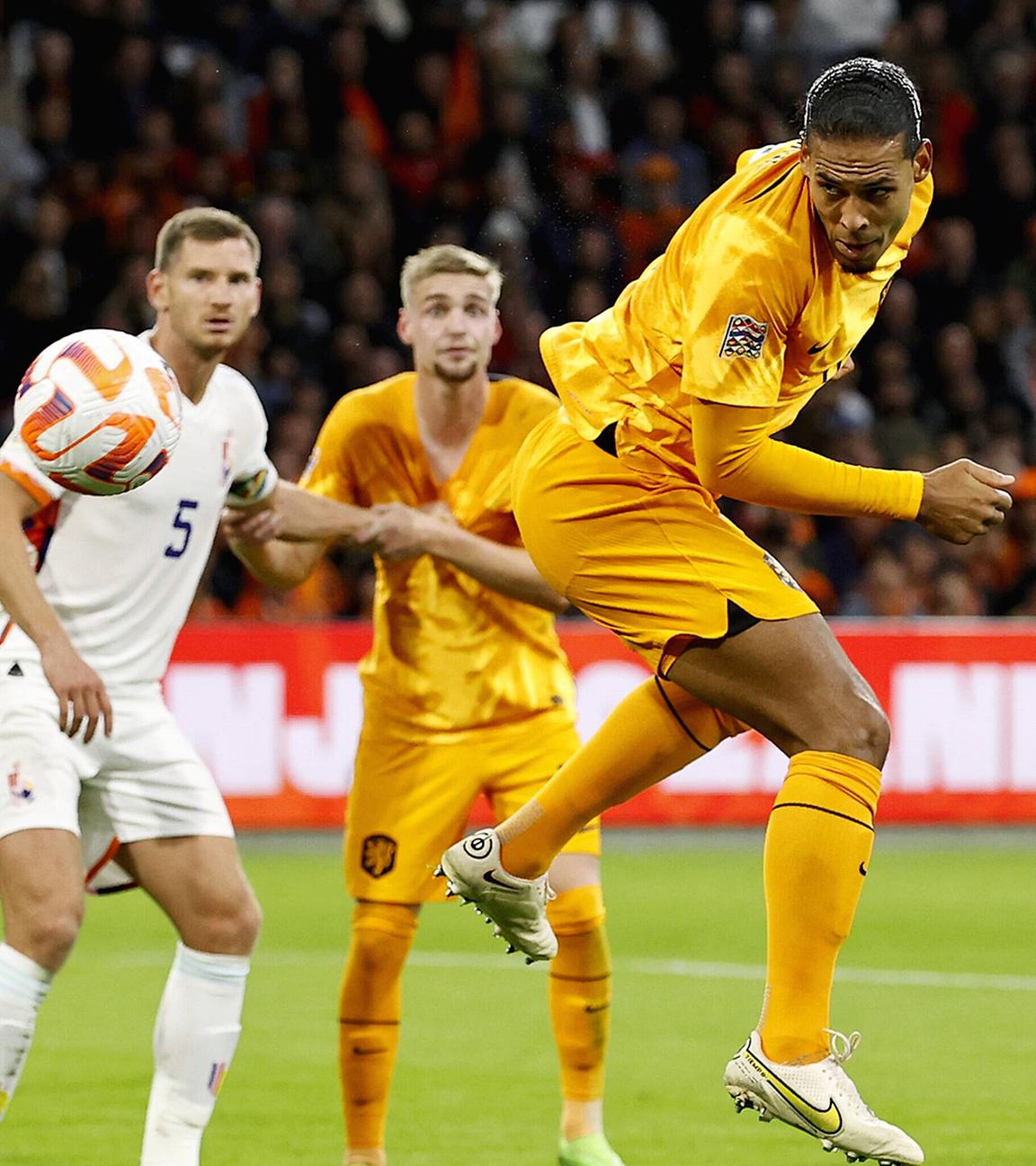 Der Niederländer Virgil van Dijk trifft zum 1:0 gegen Belgien am 25.09.2022 in Amsterdam.