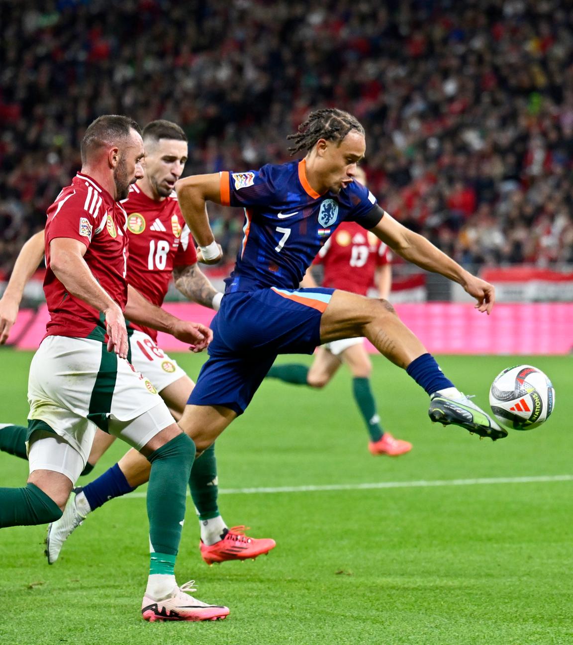 Der Niederländer Xavi Simons in Aktion während des Nations League Spiels gegen Ungarn.