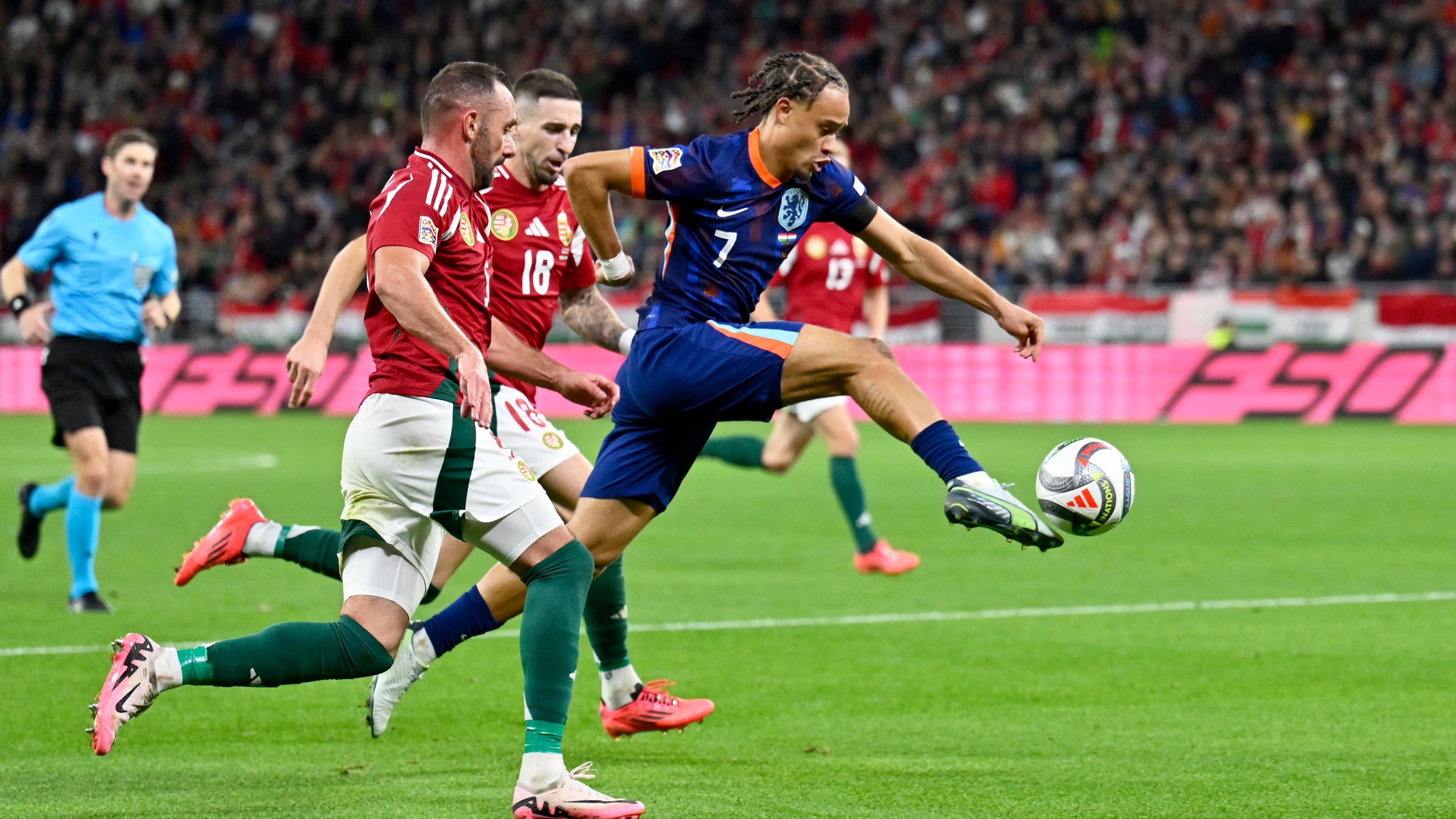 Der Niederländer Xavi Simons in Aktion während des Nations League Spiels gegen Ungarn.