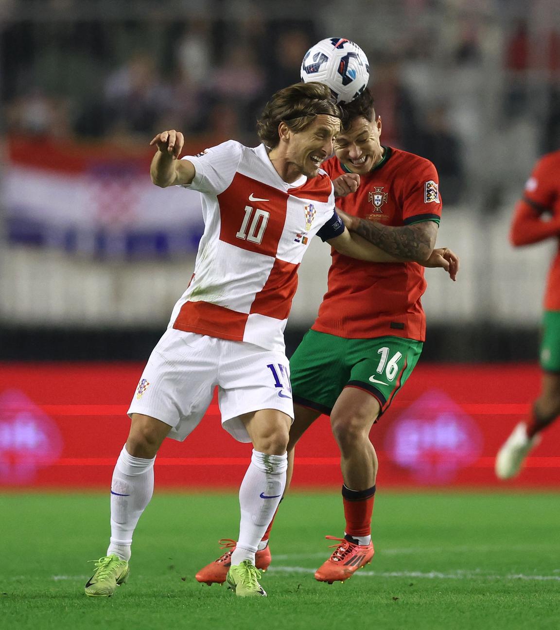 Kroatiens Luka Modric und Portugals Otavio kämpfen beim Kopfballduell um den Ball beim letzten Gruppenspiel der UEFA Nations League.