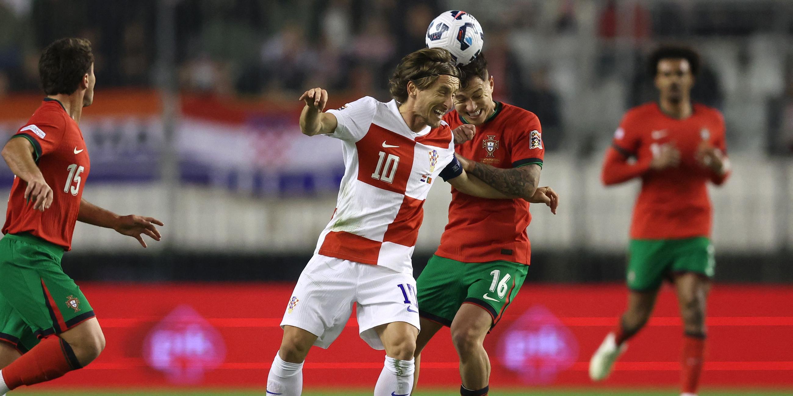 Kroatiens Luka Modric und Portugals Otavio kämpfen beim Kopfballduell um den Ball beim letzten Gruppenspiel der UEFA Nations League.