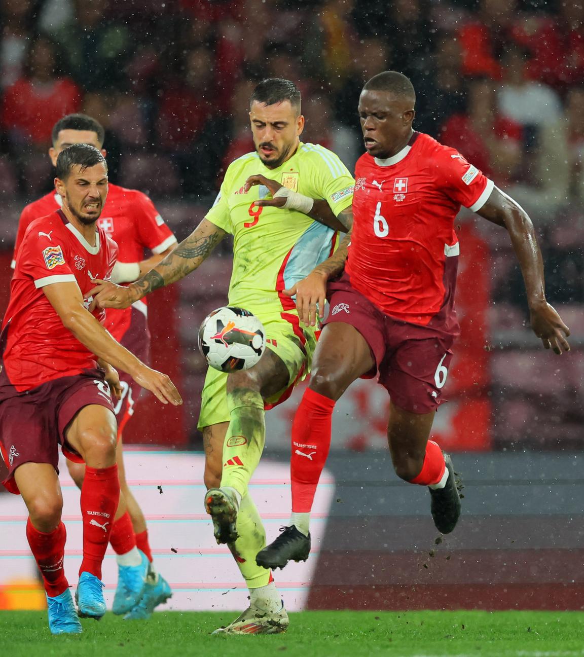 Spaniens Joselu und der Schweizer Remo Freuler im Zweikampf um den Ball.