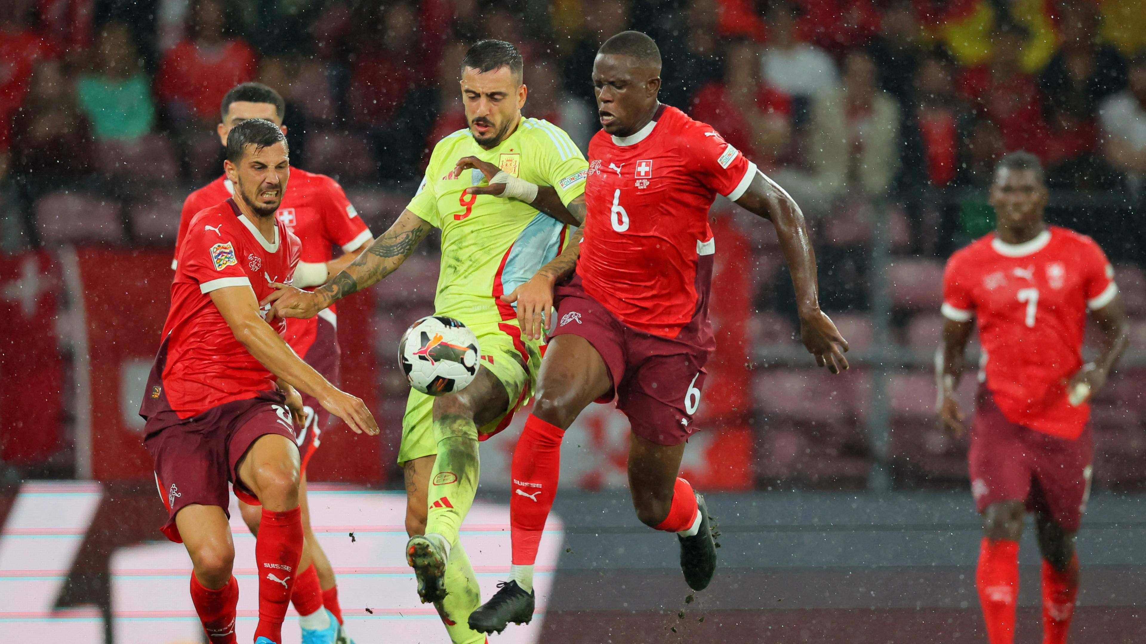 Spaniens Joselu und der Schweizer Remo Freuler im Zweikampf um den Ball.