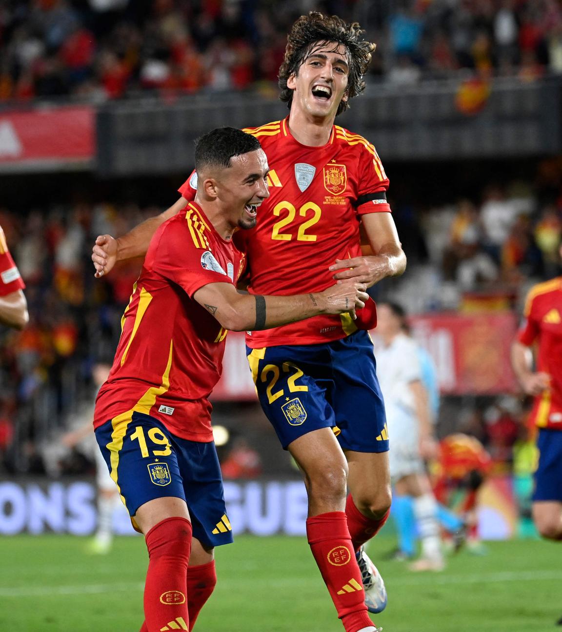 Spaniens Bryan Gil jubelt mit seiner Mannschaft nach seinem Treffer zum 2:1 gegen die Schweiz.