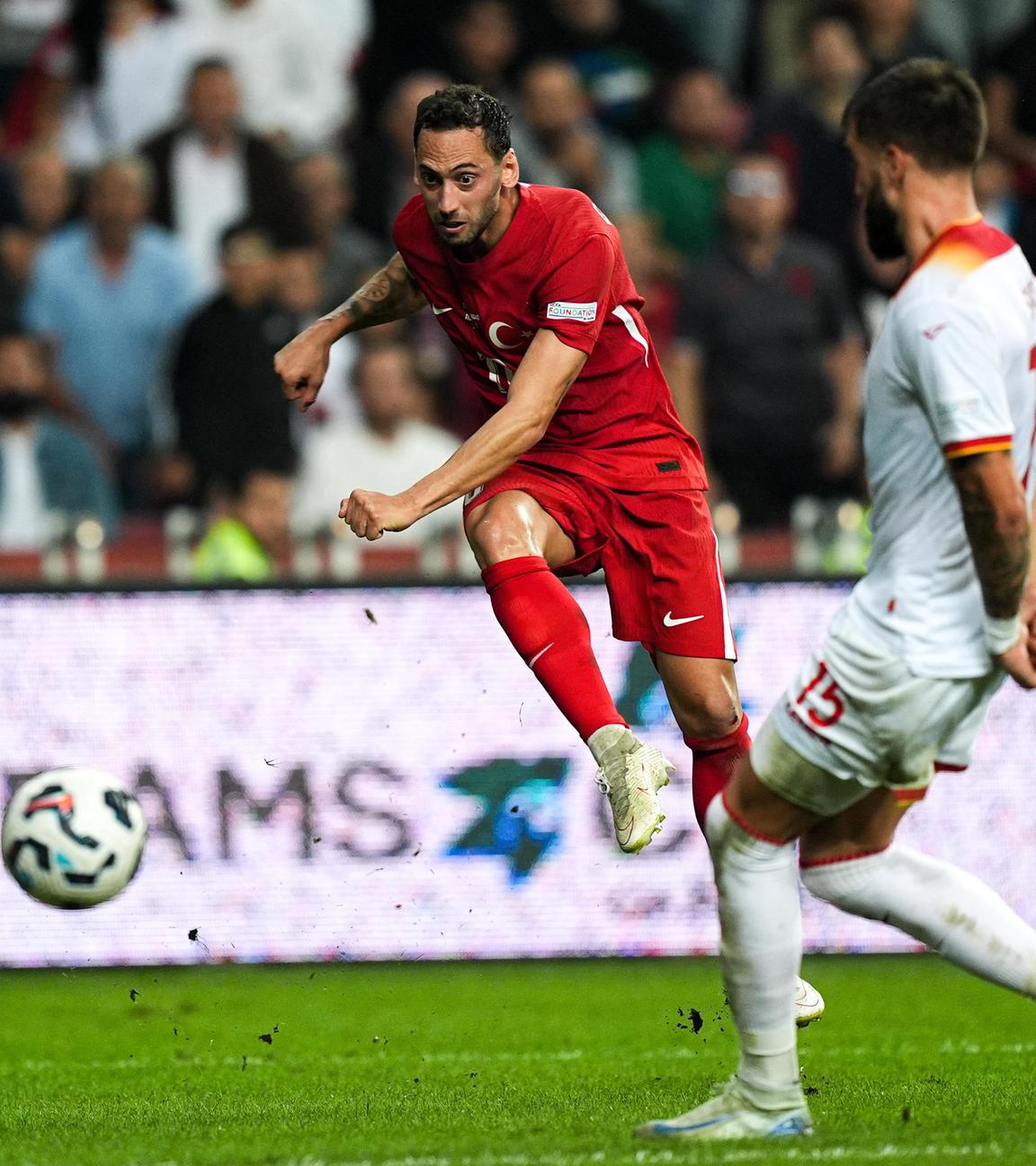 Hakan Calhanoglu aus der Türkei in Aktion während des Nations League Spiels gegen Montenegro.