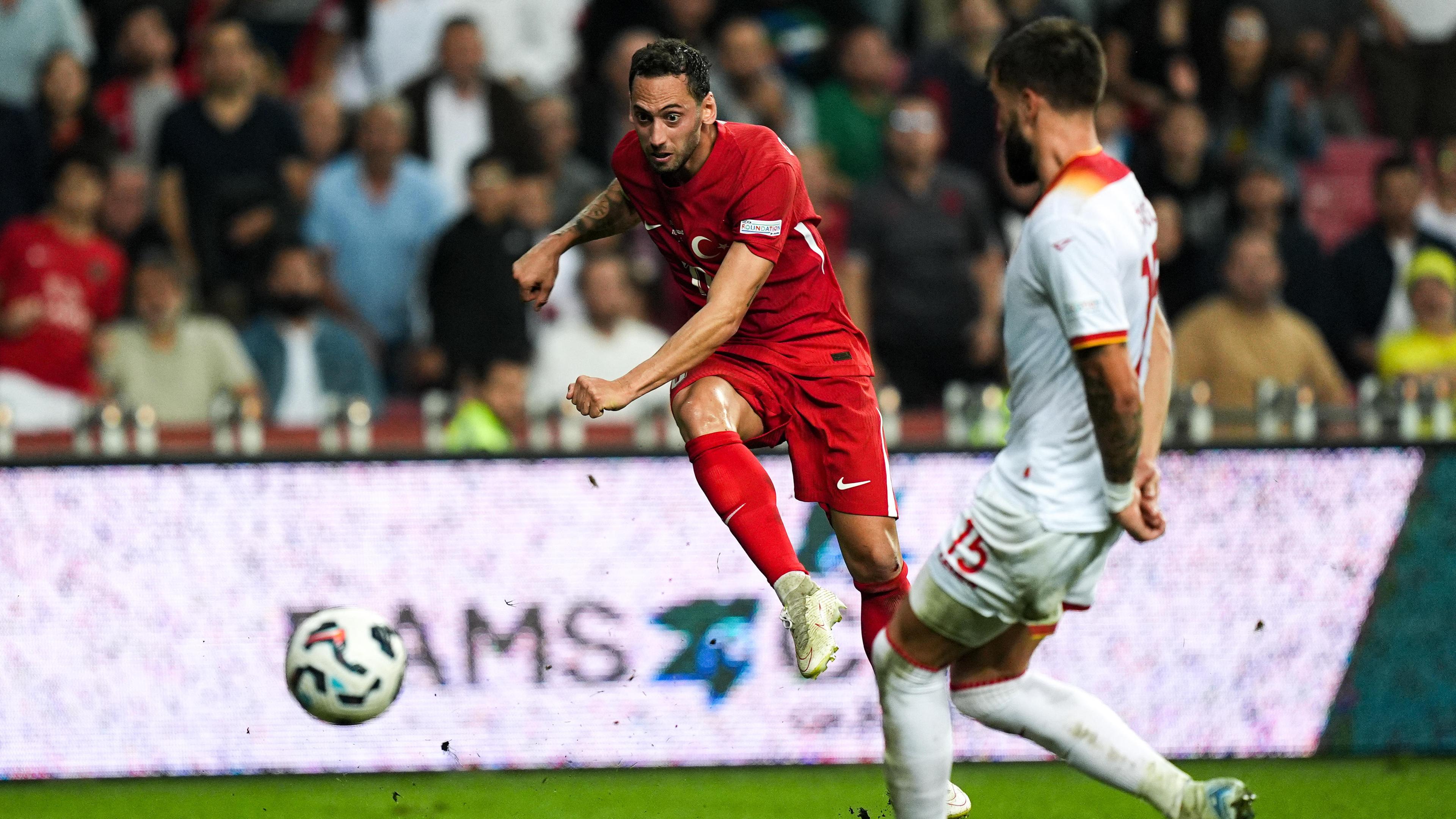 Hakan Calhanoglu aus der Türkei in Aktion während des Nations League Spiels gegen Montenegro.