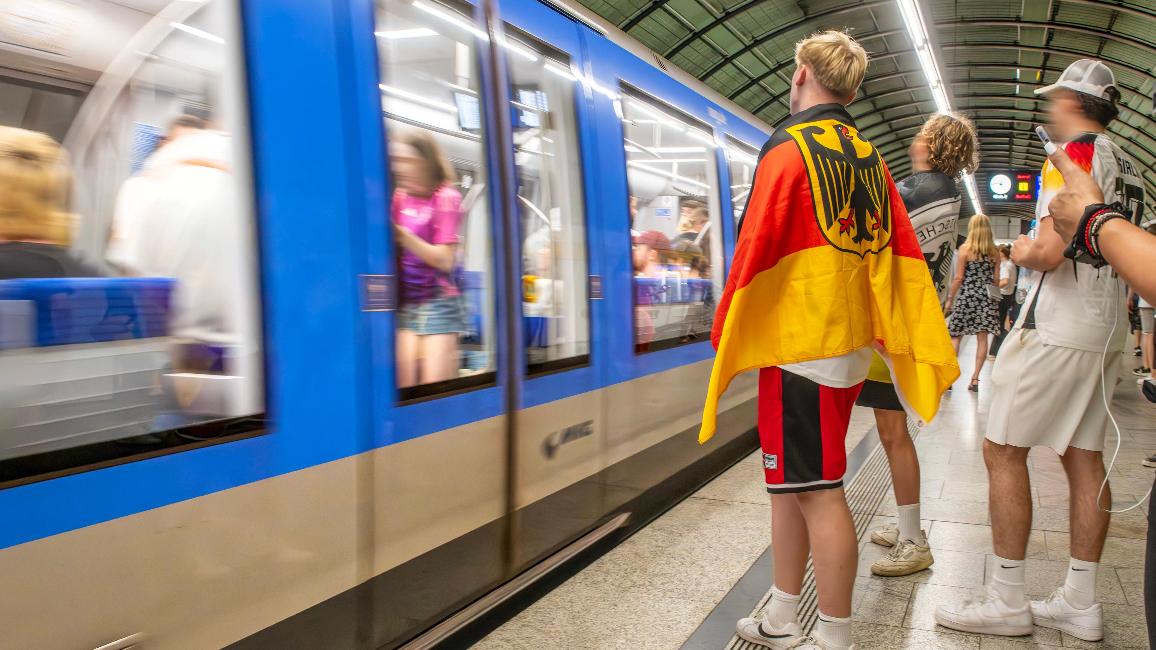 Fußballfans in einer U-Bahn-Haltestelle in München