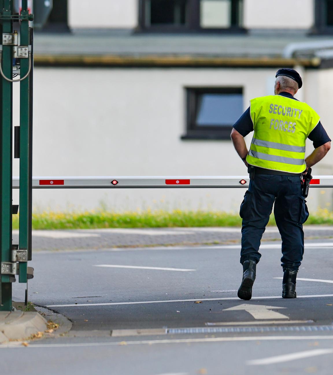 Sicherheitspersonal steht im Bereich der Einfahrt zur Nato Air Base