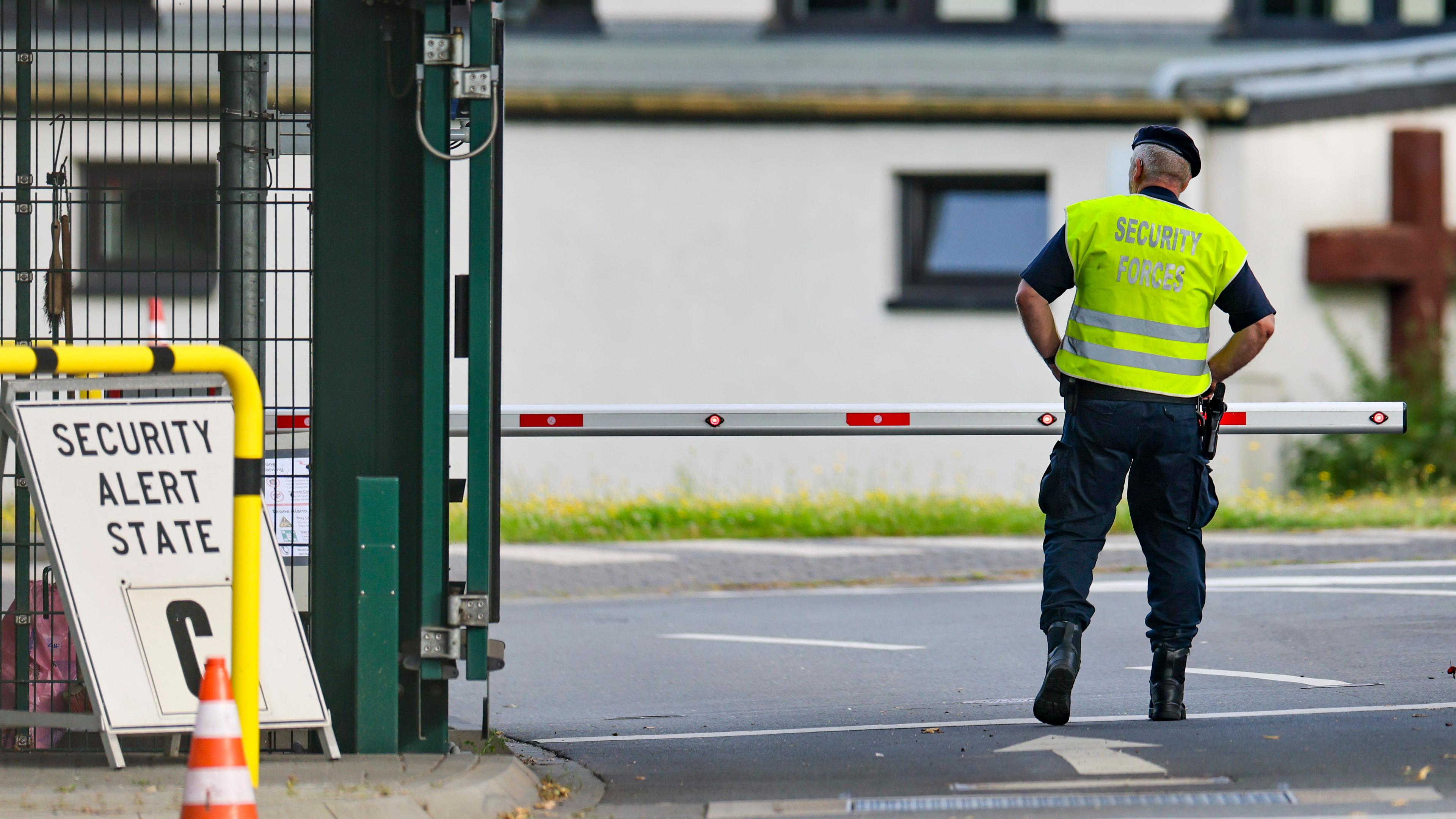 Sicherheitspersonal steht im Bereich der Einfahrt zur Nato Air Base