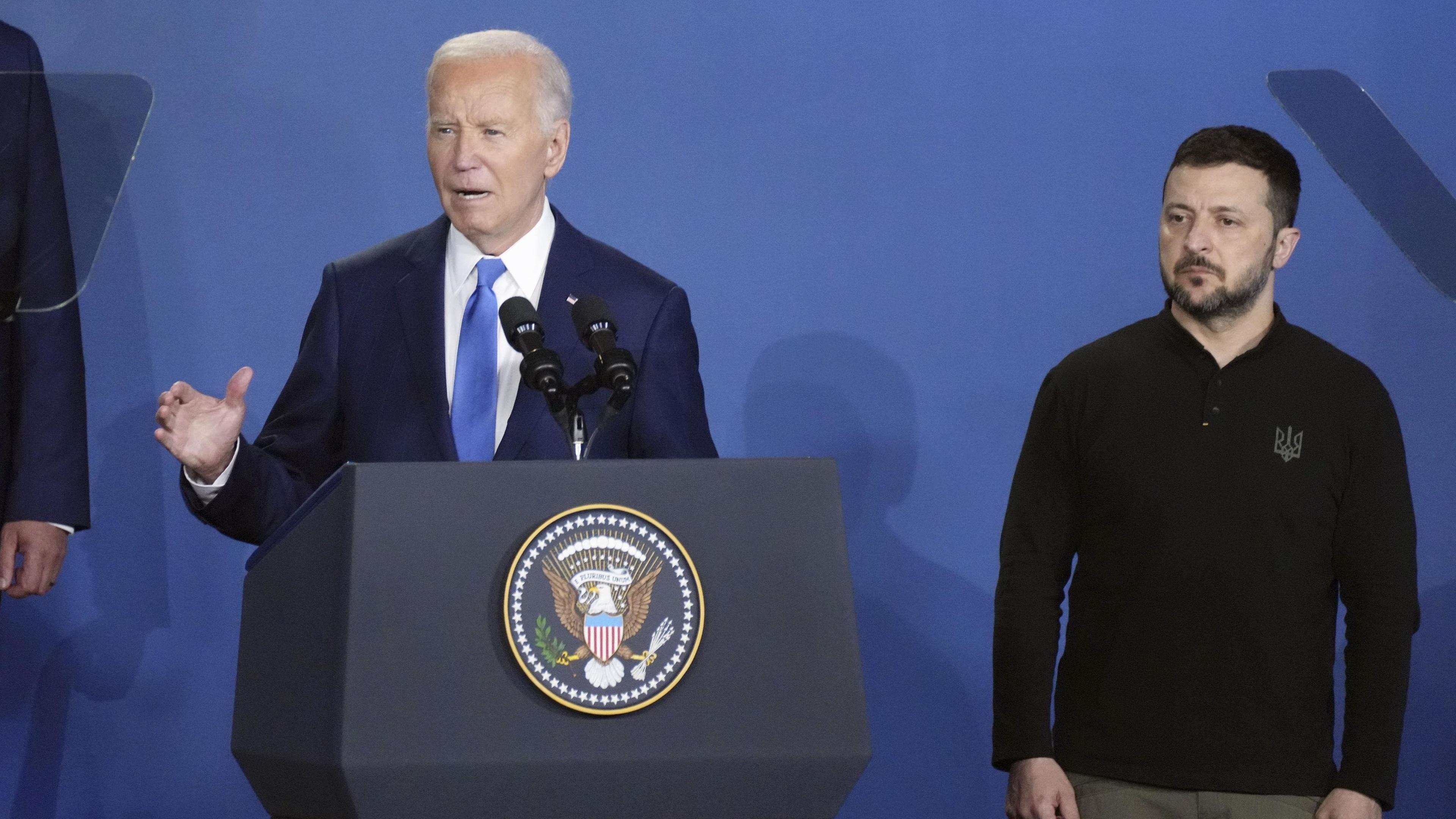 USA, Washington: US-Präsident Joe Biden (l) und Wolodymyr Selenskyj, Präsident der Ukraine, nehmen am letzten Tag des Nato-Gipfels an einer Veranstaltung zum Start des Ukraine Compact teil, der die Sicherheitsbedürfnisse des Landes unterstützen soll.