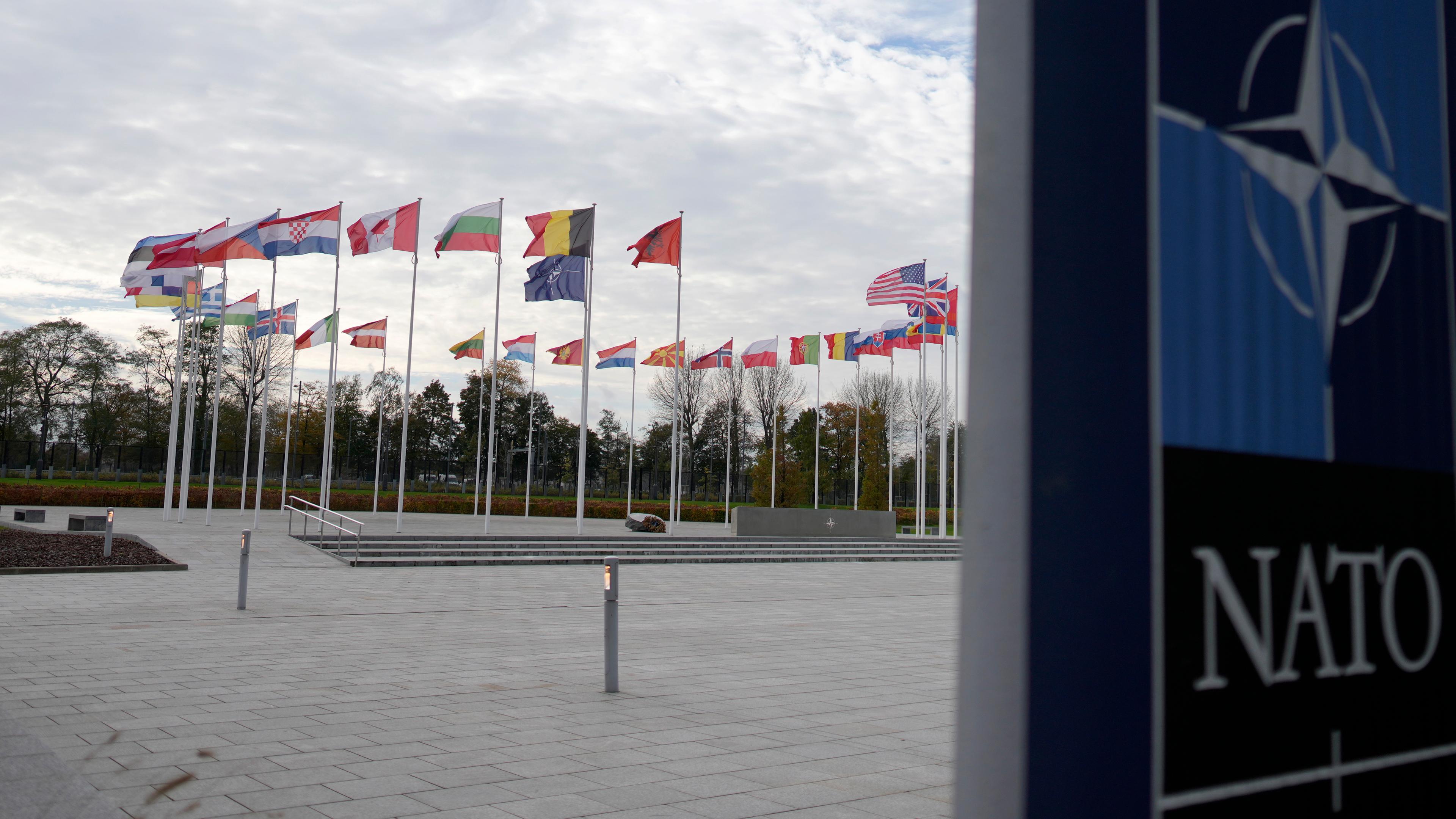 Ein Blick auf die Flaggen der Nato-Mitgliedsländer vor dem Nato-Hauptquartier in Brüssel.