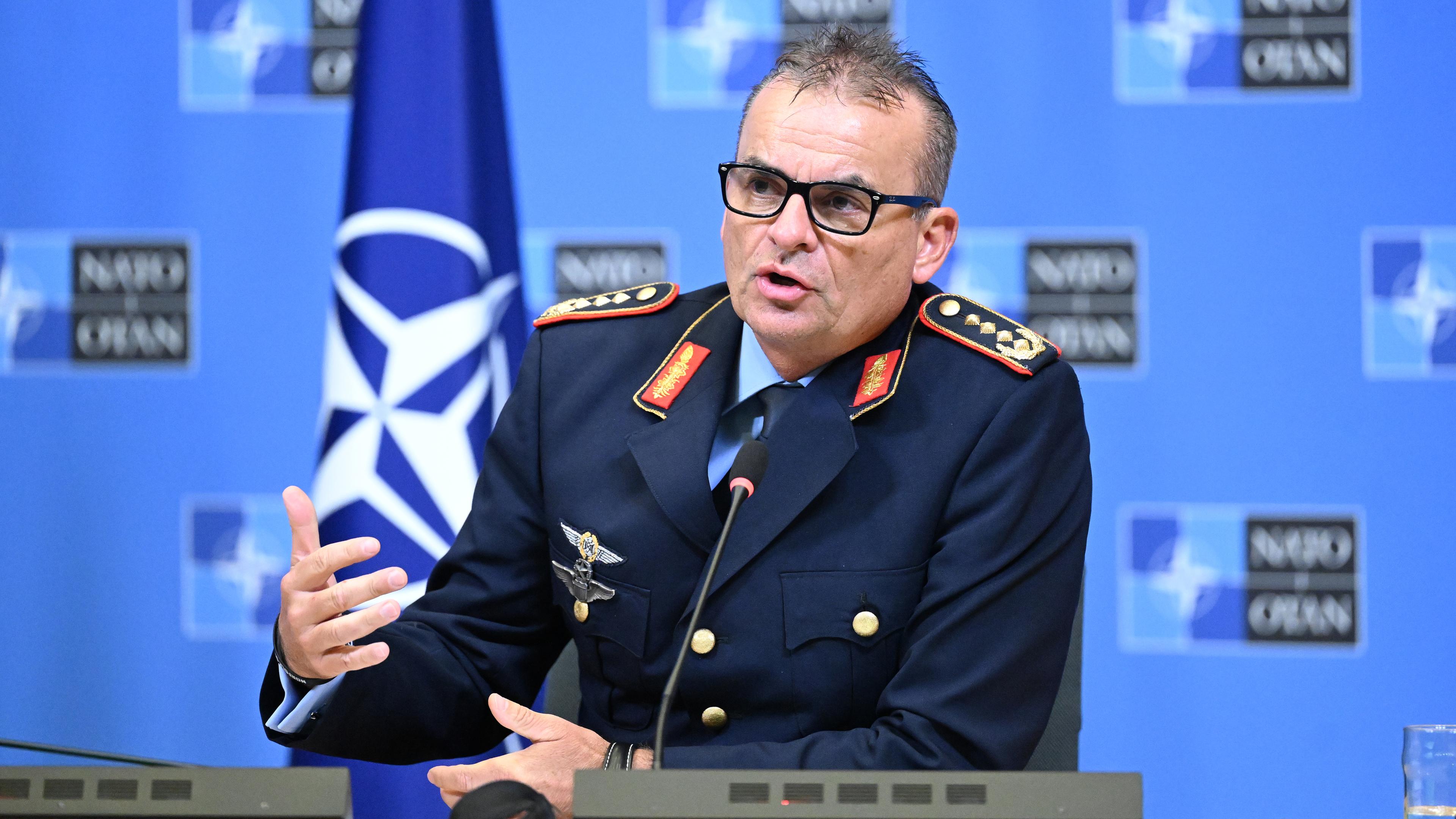 General Christian Badia, der ranghöchste deutsche General bei der Nato, spricht bei einer Pressekonferenz.