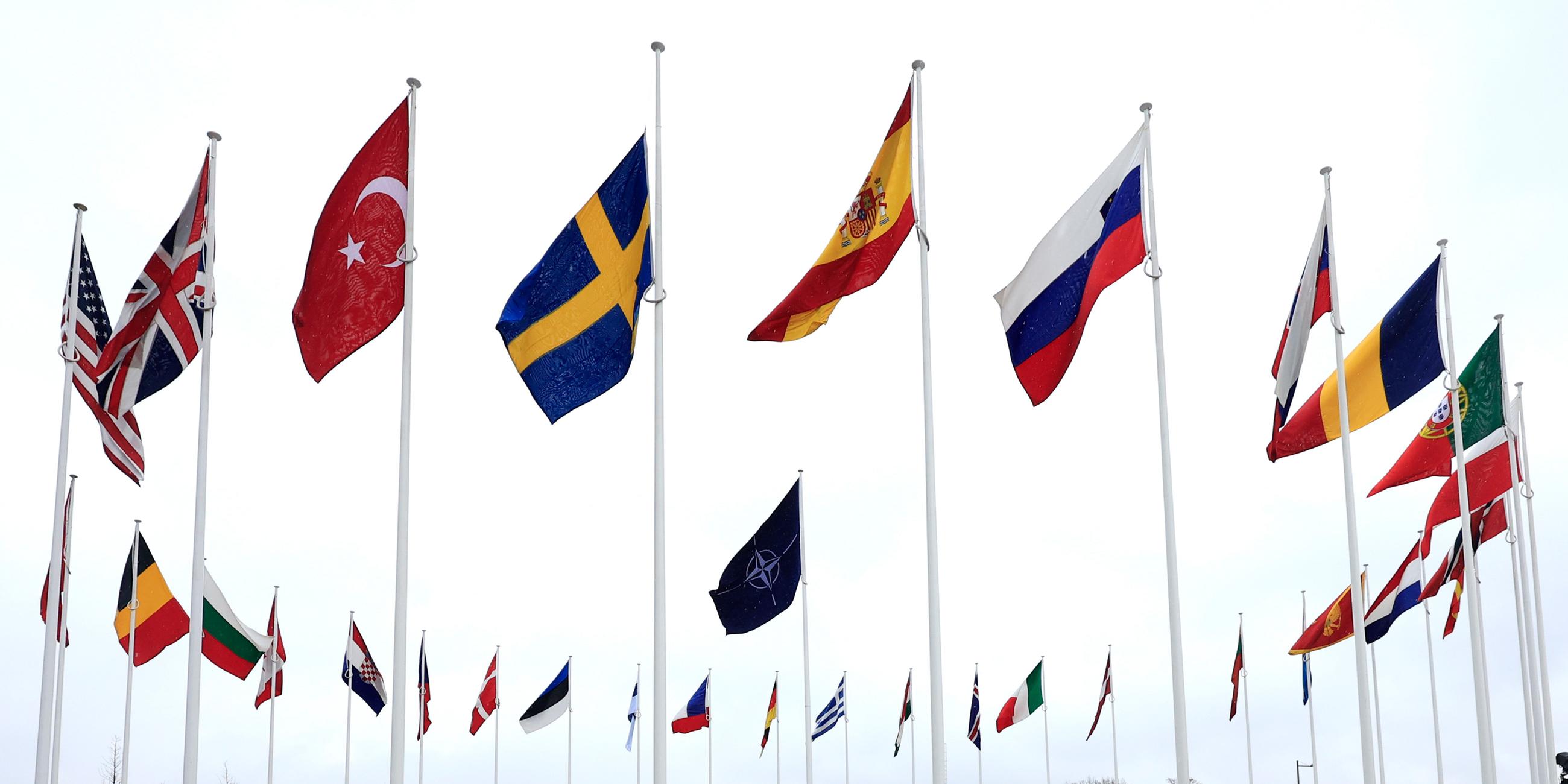 Die Flaggen der Nato-Mitglieder.