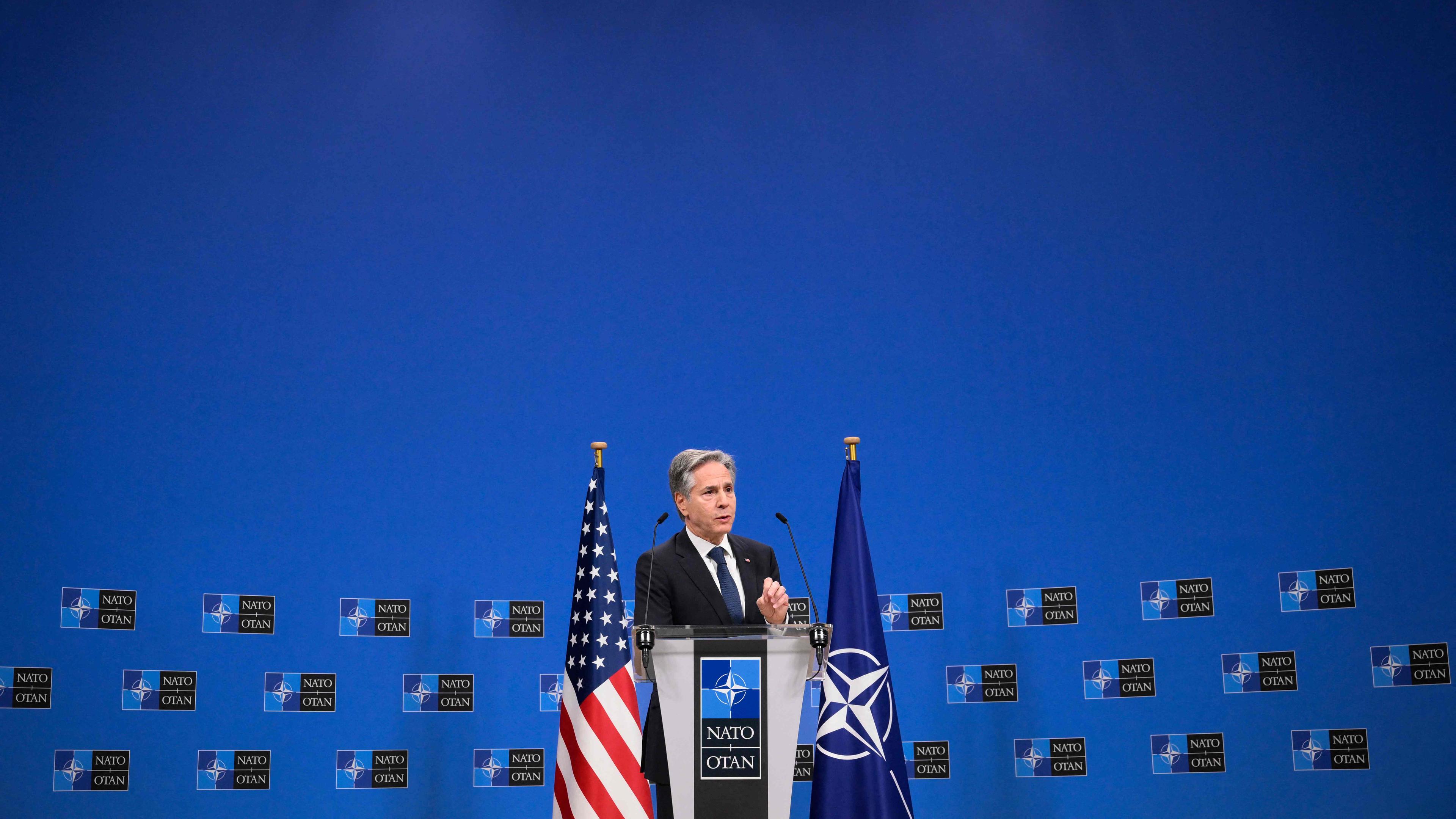 US-Außenminister Antony Blinken beantwortet Fragen auf einer Pressekonferenz während eines Treffens der Außenminister der NATO.