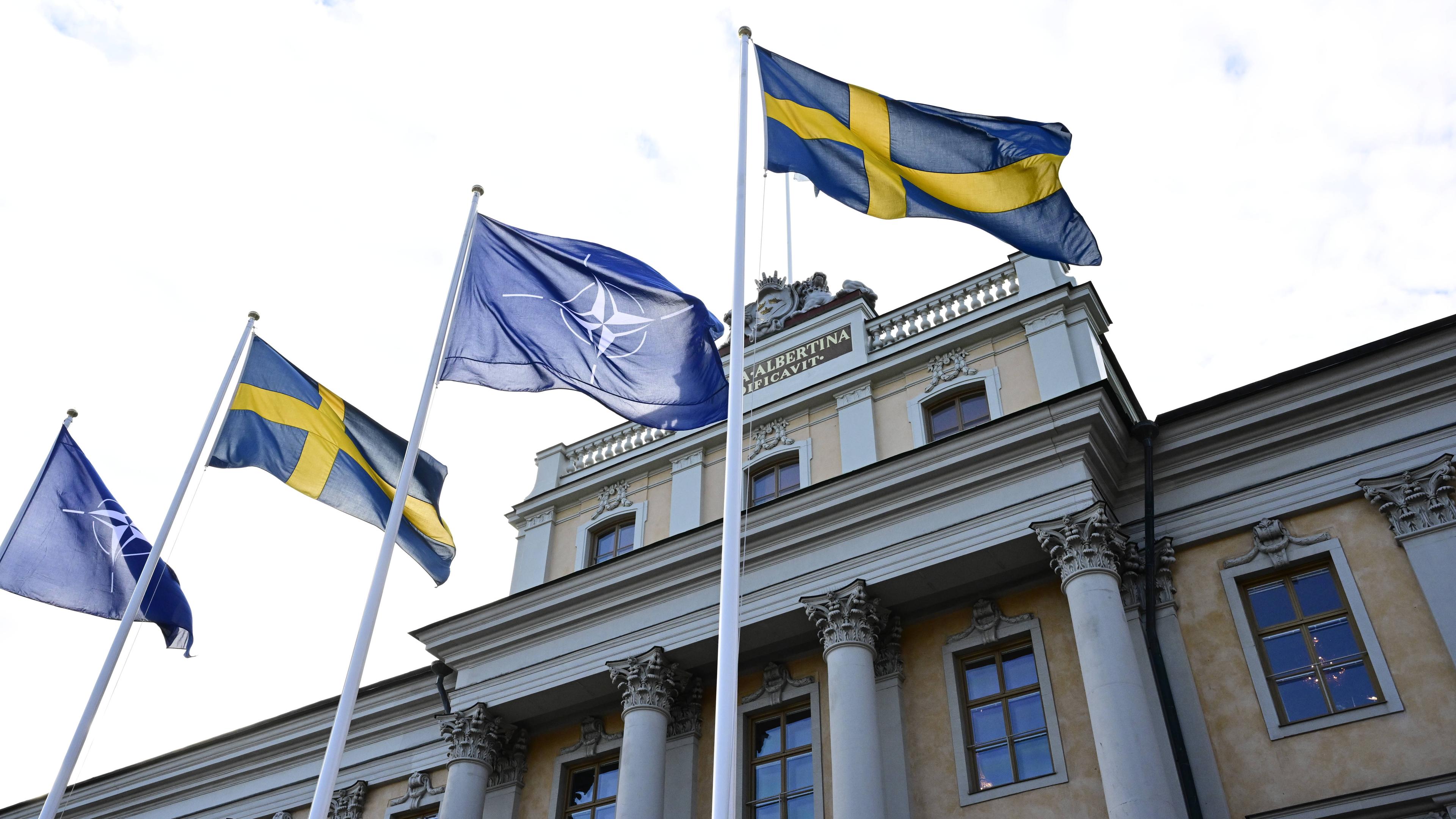 Flaggen von Nato und Schweden in Stockholm