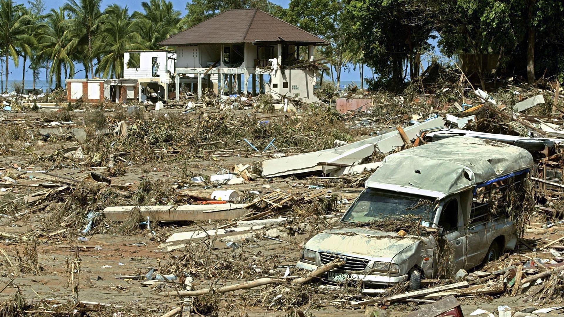 Trümmer liegen verstreut nach dem der Tsunami am 26.12.2004 über die Ferien-Insel Ko Phi Phi hinweggerollt ist