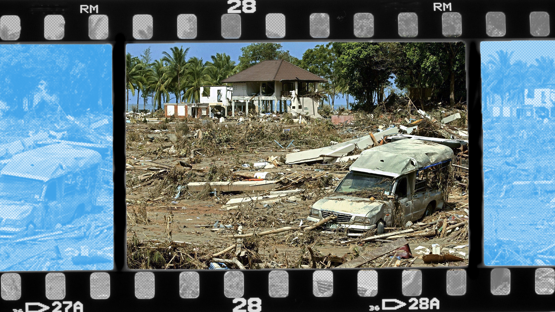 Trümmer liegen verstreut nach dem der Tsunami am 26.12.2004 über die Ferien-Insel Ko Phi Phi hinweggerollt ist