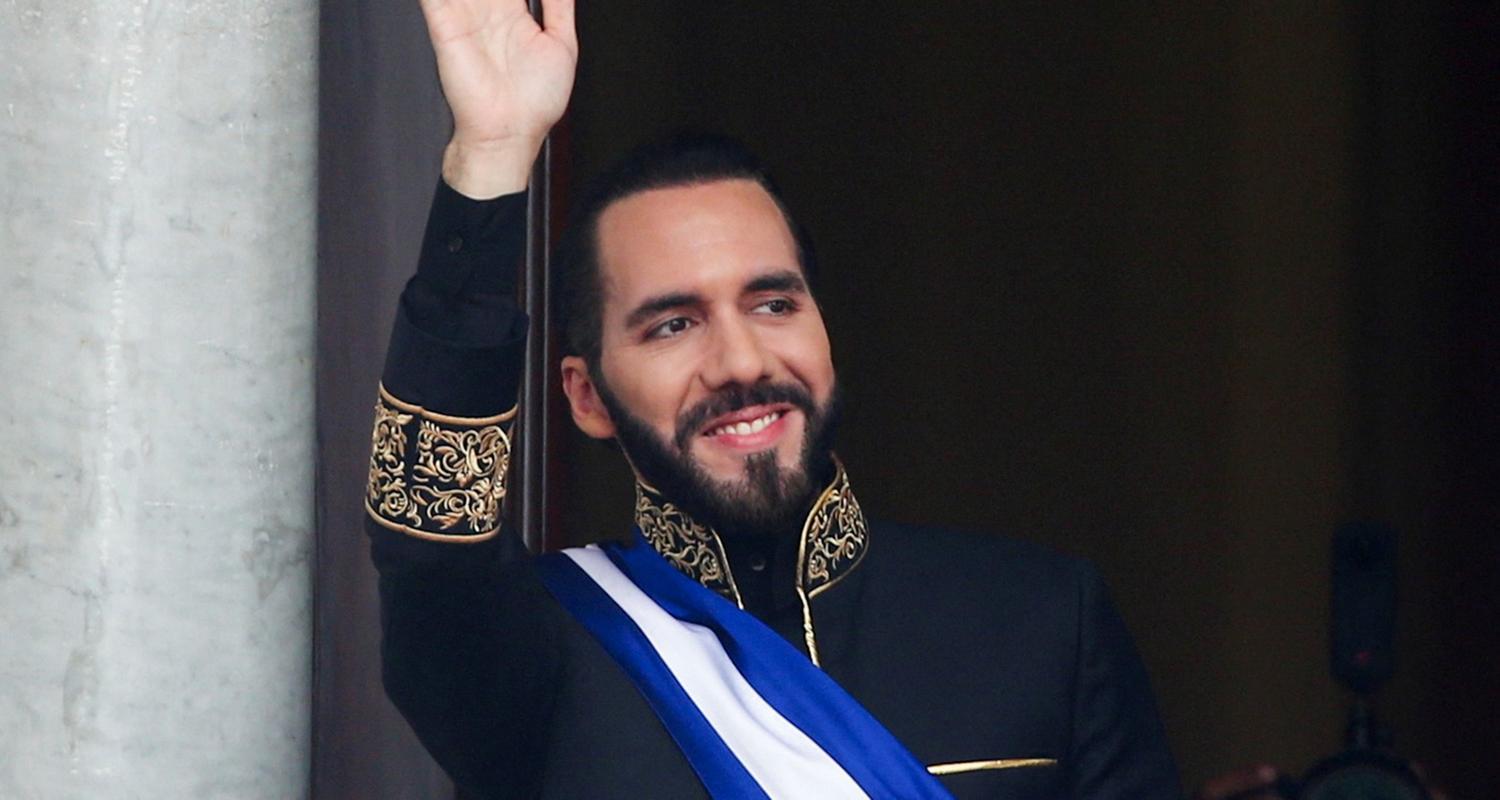 Nayib Bukele winkt dem Publikum zu.