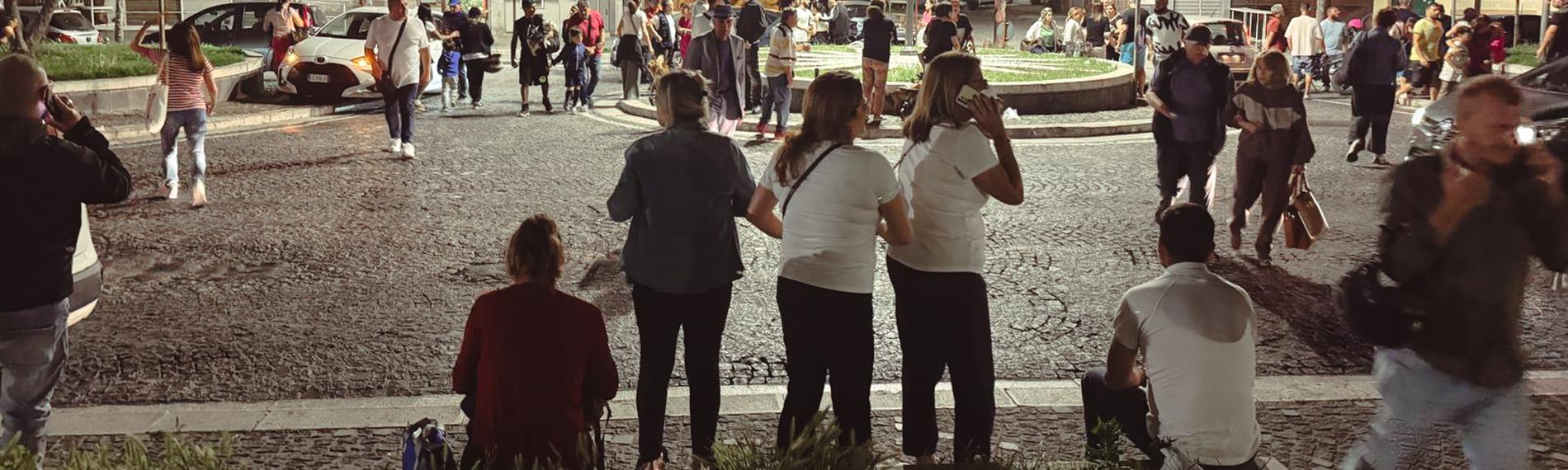 Menschen stehen auf der Straße in Neapel in Angst nach dem Erdbeben. 