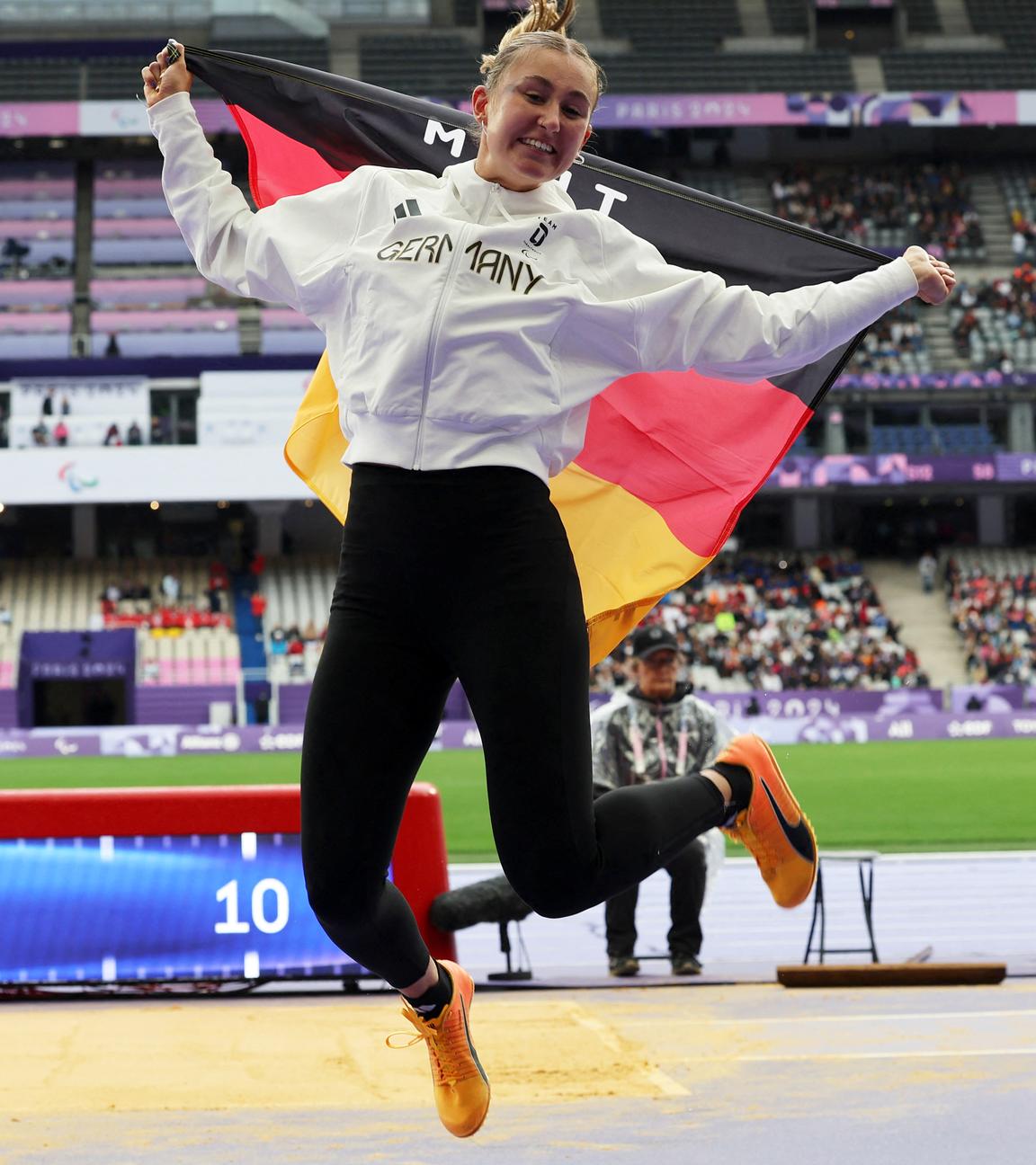 Nele Moos aus Deutschland jubelt nach dem Gewinn von Silber.