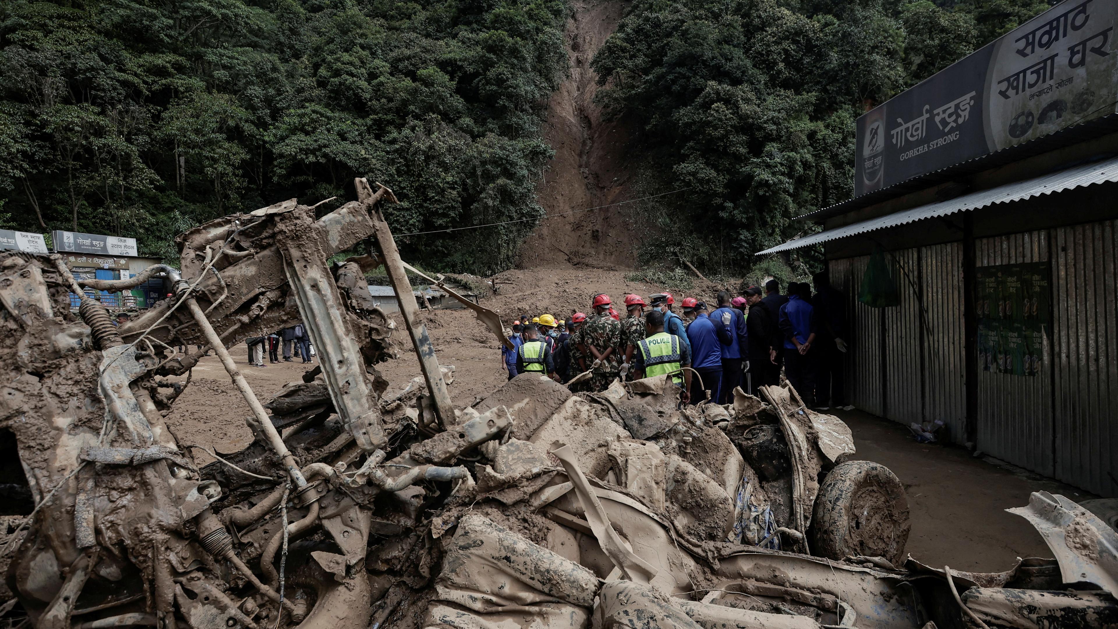 Die Trümmer eines Personenbusses sind in einem Gebiet abgebildet, in dem ein durch starke Regenfälle ausgelöster Erdrutsch Personenfahrzeuge traf, die am Tribhuwan Highway in Dhading, Nepal, vorbeifuhren.