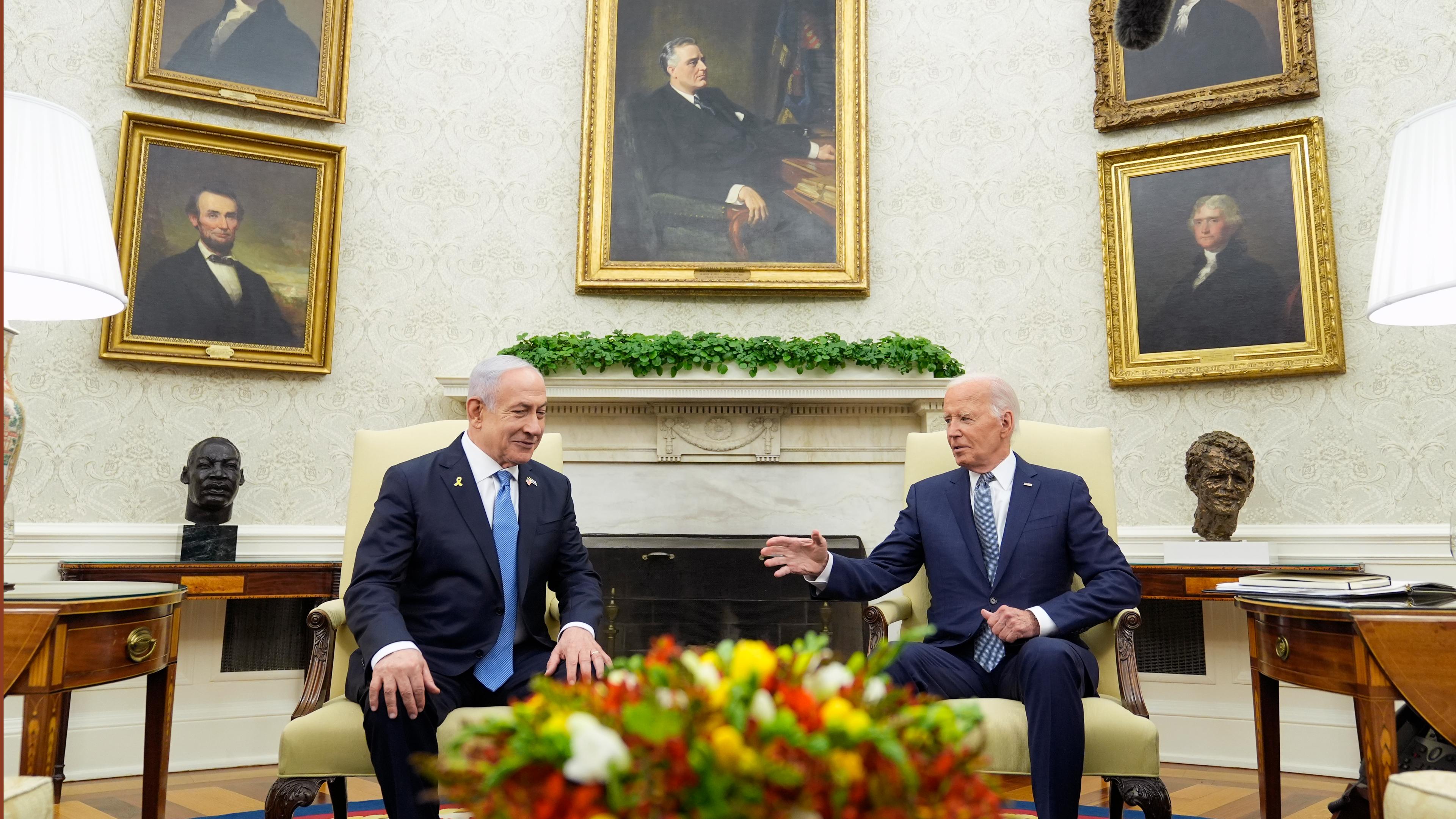 25.07.2024, USA, Washington: US-Präsident Joe Biden trifft den israelischen Ministerpräsidenten Benjamin Netanjahu im Oval Office des Weißen Hauses.