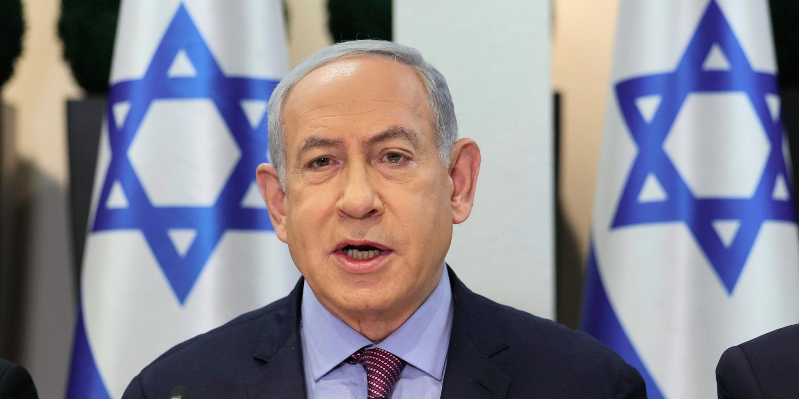 ARCHIV - 31.12.2023, Israel, Tel Aviv: Israels Ministerpräsident Benjamin Netanjahu bei einer der wöchentlichen Kabinettssitzungen im Militärhauptquartier in Tel Aviv.