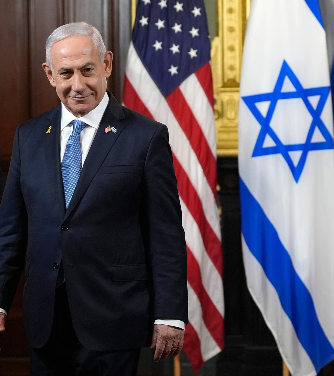 Der israelische Ministerpräsident Benjamin Netanjahu steht vor der israelischen und amerikanischen Flaggen  im Eisenhower Executive Office Building im Weißen Haus.