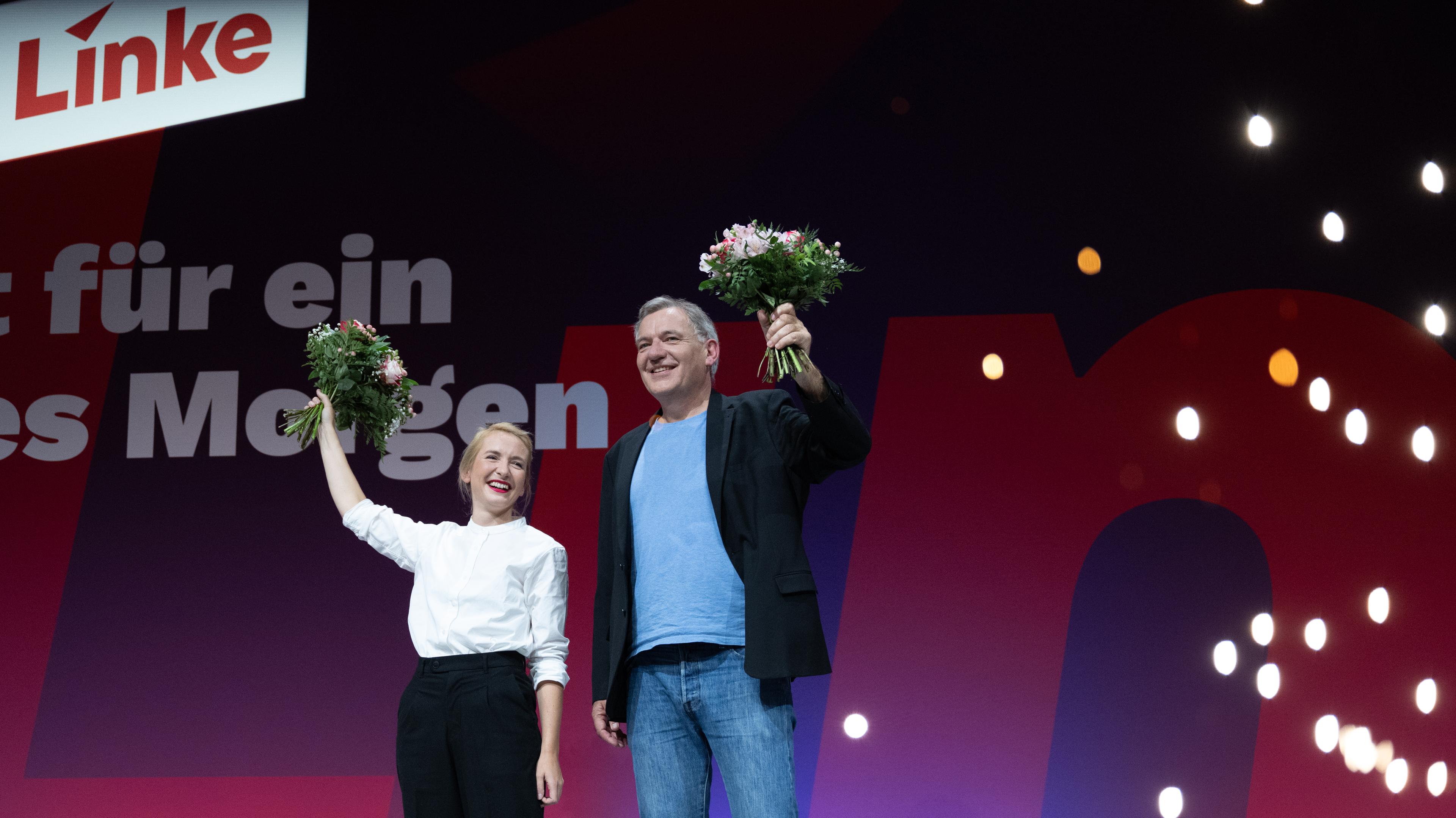 Die neuen Vorsitzenden der Links-Partei, Ines Schwerdtner und Jan van Aken, freuen sich nach ihrer Wahl.