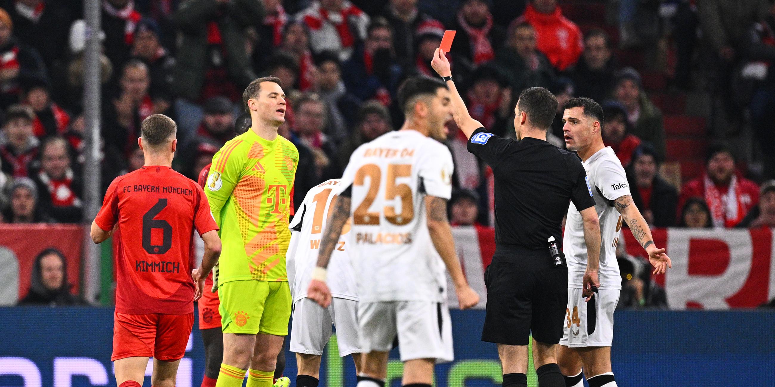 Fußball: Platzverweis für Manuel Neuer im DFB-Pokalspiel FC Bayern gegen Bayer Leverkusen.