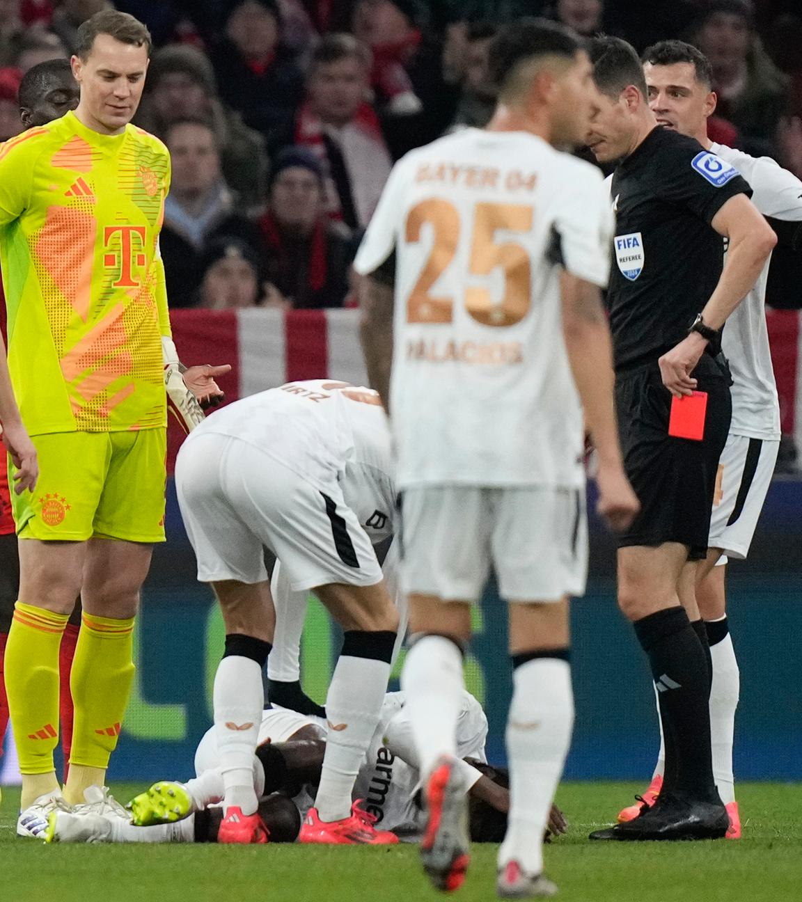 Fußball: Schiedsrichter Harm Osmers zeigt Manuel Neuer im DFB-Pokalspiel des FC Bayern gegen Bayer Leverkusen die Rote Karte