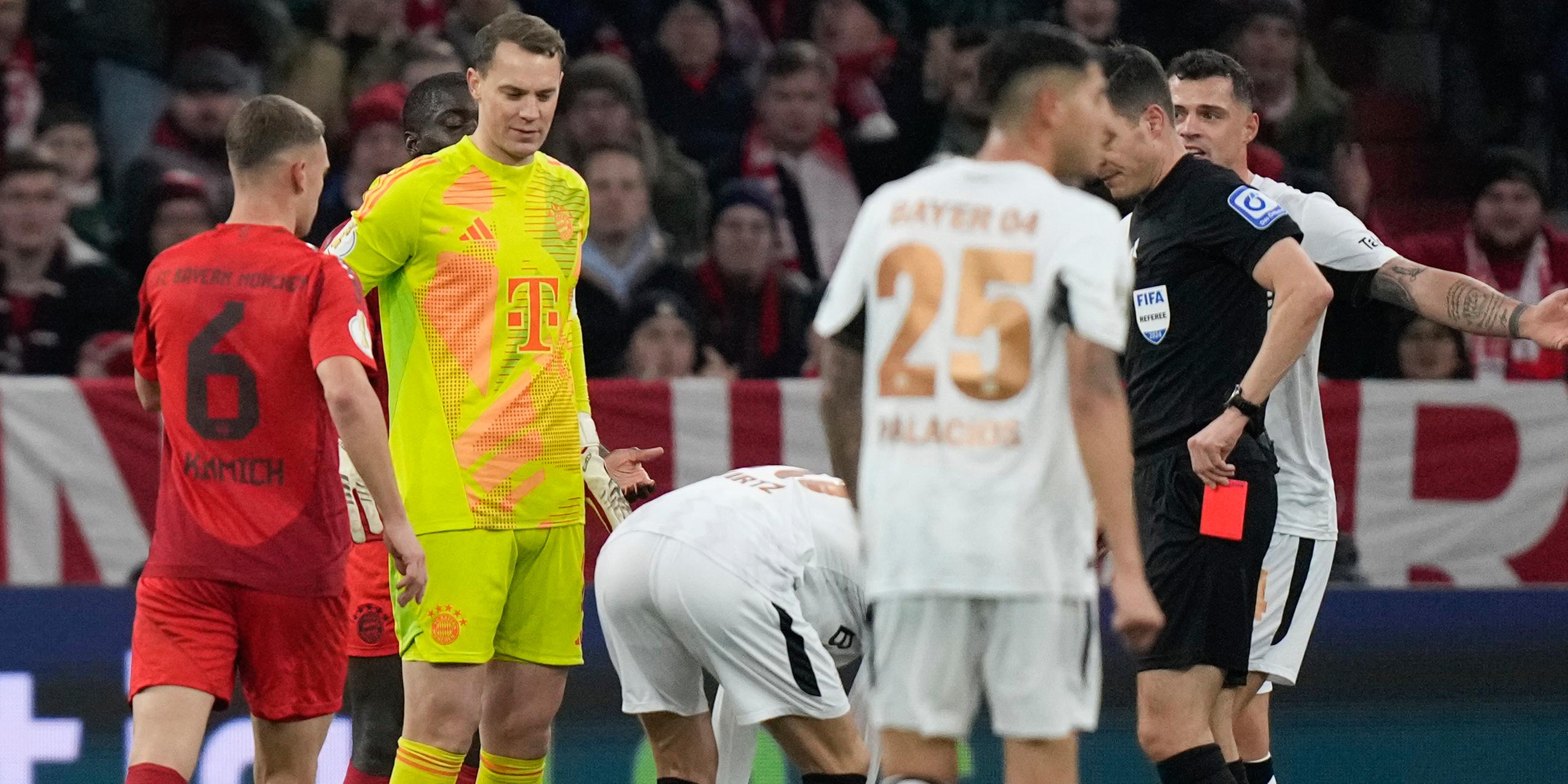 Fußball: Schiedsrichter Harm Osmers zeigt Manuel Neuer im DFB-Pokalspiel des FC Bayern gegen Bayer Leverkusen die Rote Karte