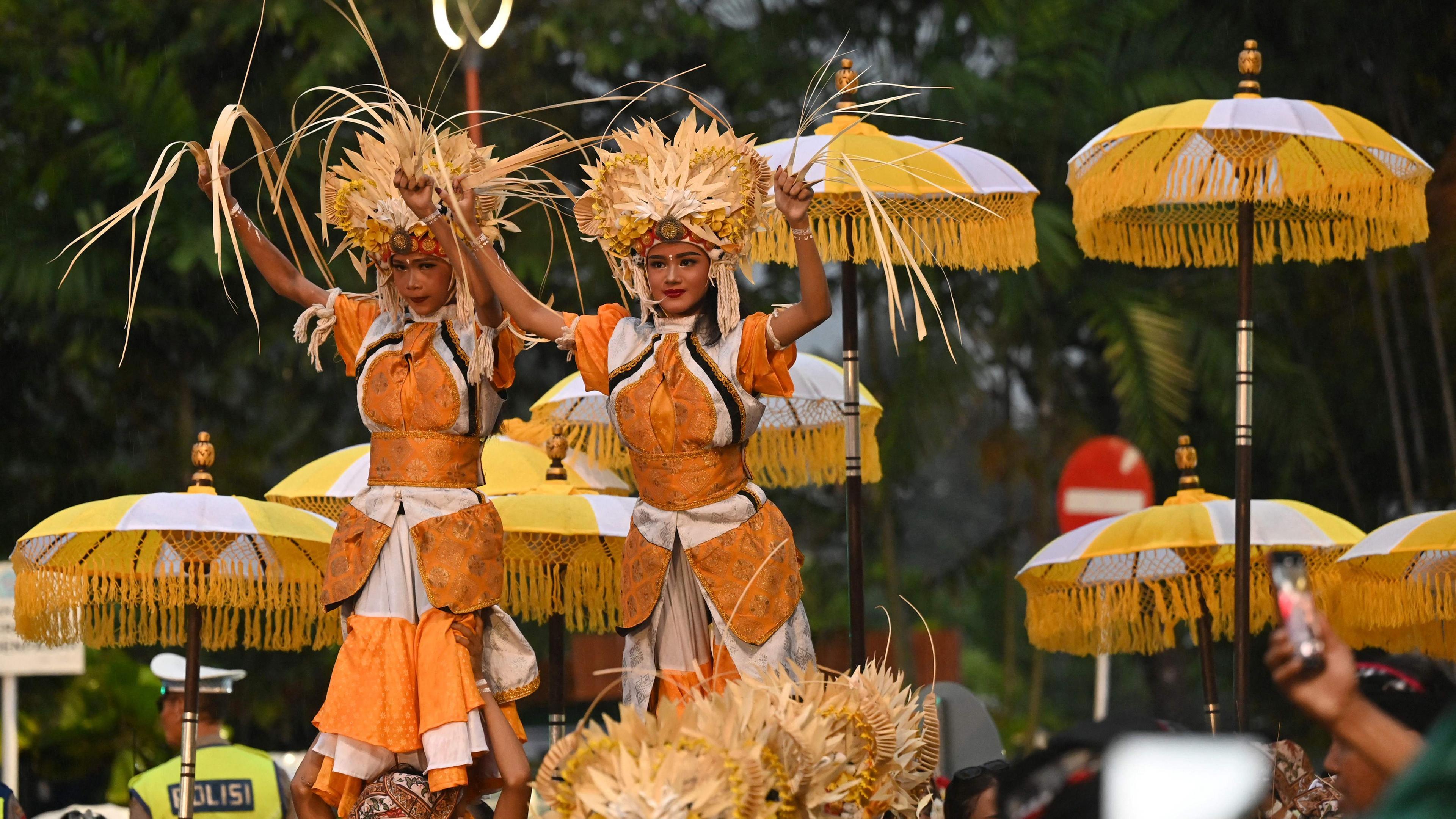 Traditionelle balinesische Tänzer treten während des Tanzes zur Befreiung der Sonne 2024 auf und begrüßen die Sonne 2025 bei einer Silvesterfeier in Denpasar auf der indonesischen Ferieninsel Bali